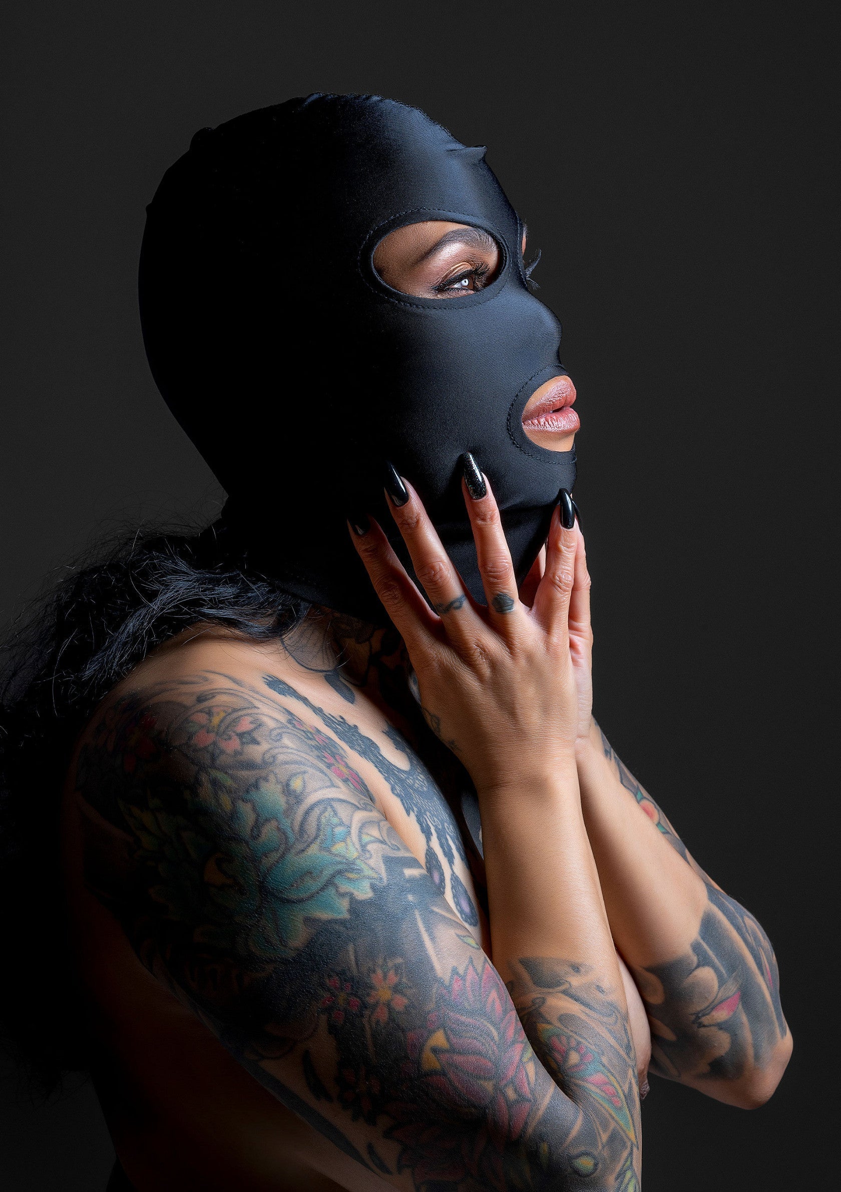 Balaclava noire élégante avec tatouages élaborés. Découvrez notre collection de cagoules uniques et exprimez votre individualité.; Stijlvolle zwarte bivakmuts met uitgebreide tatoeages. Ontdek onze unieke bivakmutsencollectie en druk uw individualiteit uit.; Stylish black balaclava with elaborate tattoos. Explore our unique balaclava collection and express your individuality.