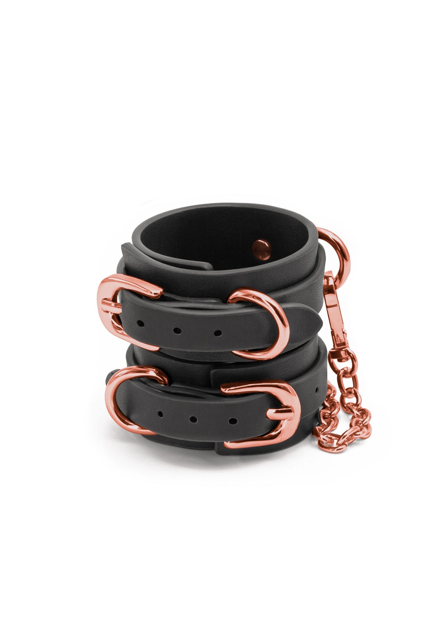 Manchette noire à deux boucles or rose et chaîne pour un style affirmé.; Zwarte armband met twee roségouden gespen en ketting voor een stoere look.; Black cuff bracelet with two rose gold buckles and chain for a bold style.