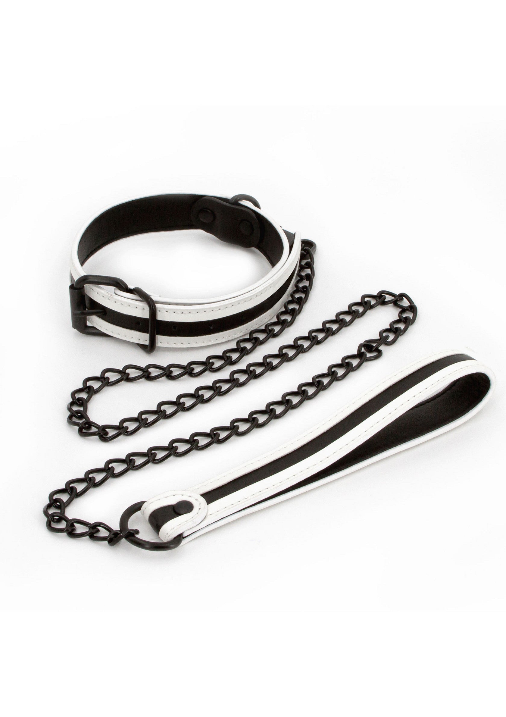Collier et laisse en similicuir noir et blanc avec chaîne. Accessoire élégant pour jeux de rôle et BDSM.; Zwart-wit kunstleren halsband en riem met ketting. Stijlvol accessoire voor rollenspellen en BDSM.; Black and white faux leather collar and leash with chain. Stylish accessory for roleplay and BDSM.