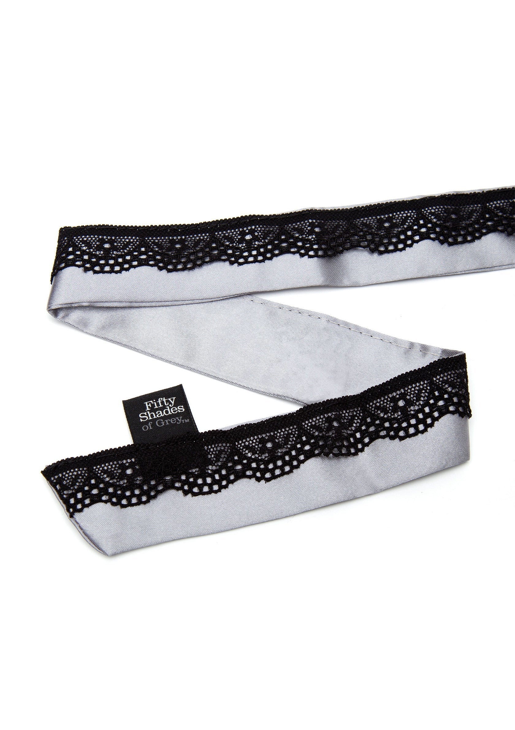 Masque de sommeil 'Cinquante Nuances de Grey' en satin argenté bordé de dentelle noire. Accessoire de luxe pour vos moments intimes.; Zilveren satijnen 'Fifty Shades of Grey' slaapmasker met zwarte kanten rand. Luxe accessoire voor intieme momenten.; Silver satin 'Fifty Shades of Grey' sleep mask with black lace trim. A luxury accessory for your intimate moments.