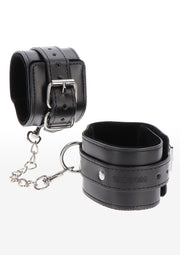 Menottes en cuir noir de qualité supérieure avec chaîne pour un jeu sensuel et excitant.; Hoogwaardige leren handboeien met ketting voor sensueel en opwindend spel.; Premium black leather restraints with chain for sensual and exciting play.
