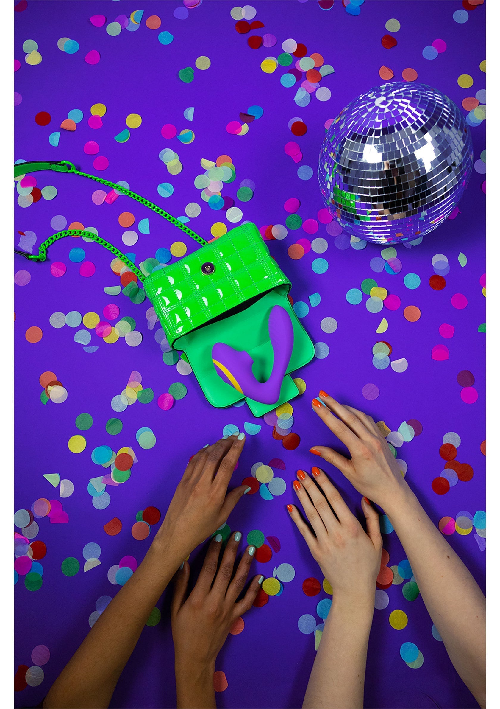 Sac à main vert vif et vibrant avec confettis et boule disco. Accessoires de fête amusants !; Levendige groene handtas met confetti en discobal. Leuke feestaccessoires!; Bright vibrant green handbag with confetti and disco ball. Fun party accessories!
