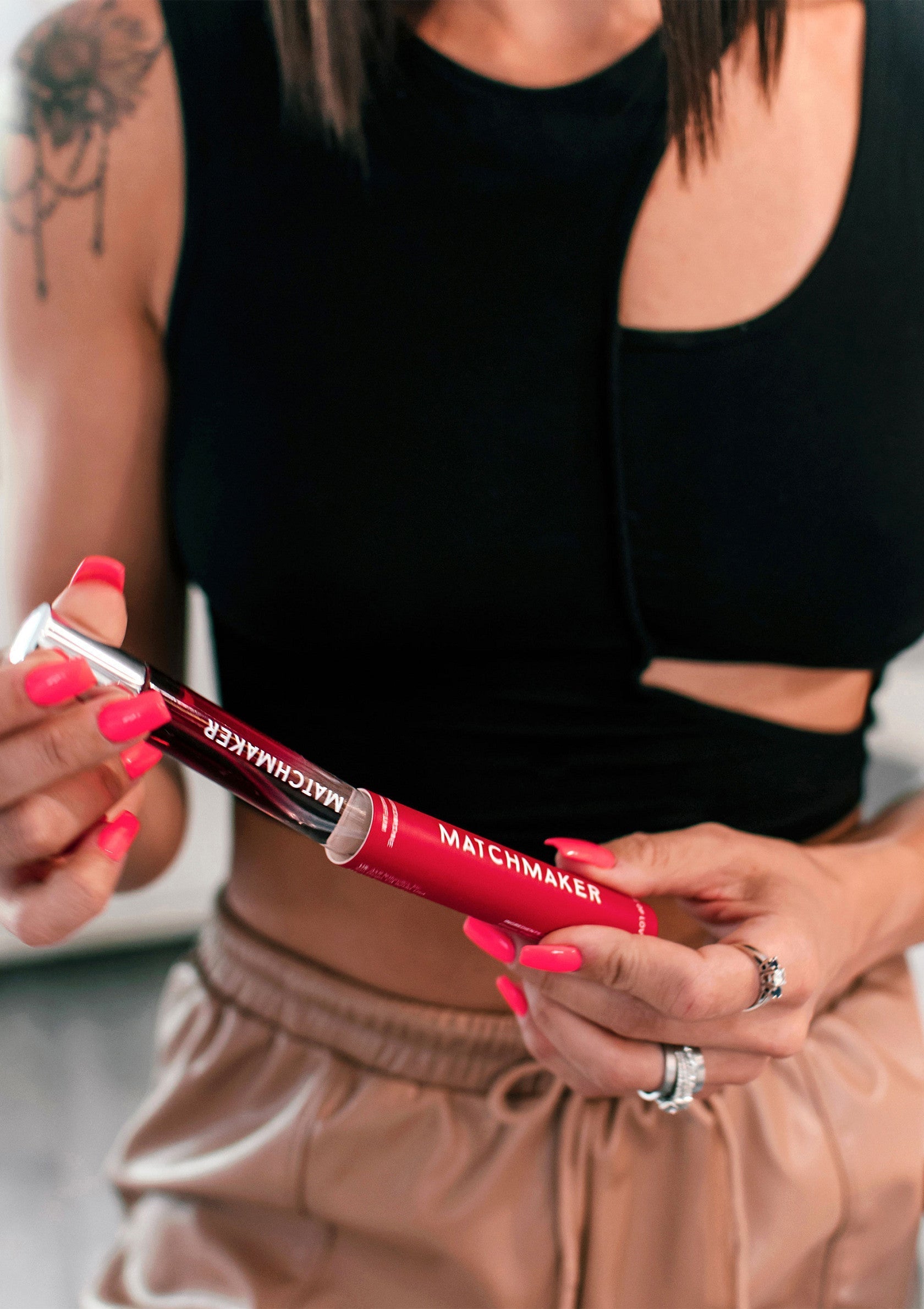 Matchmaker : rouge à lèvres double pour un look personnalisé. Découvrez notre gamme de teintes et créez votre propre style!; Matchmaker: dubbele lipstick voor een persoonlijke look. Ontdek ons assortiment kleuren en creëer je eigen stijl!; Matchmaker: double-ended lipstick for a custom look. Discover our range of shades and create your own signature style!