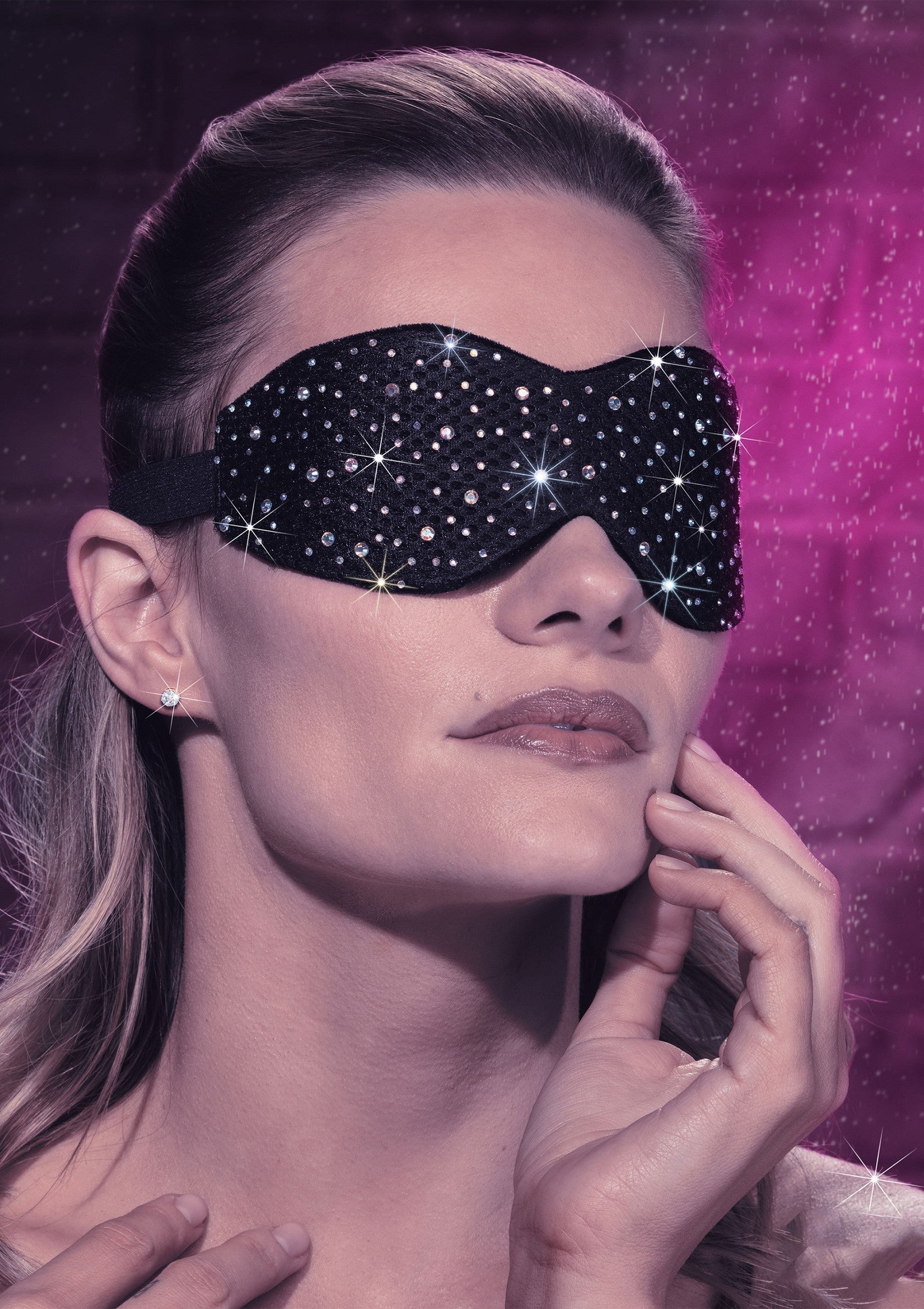 Masque de sommeil noir étincelant pour une nuit de rêve.; Zwart oogmasker met glitters voor een heerlijke nachtrust.; Sparkly black sleep mask for a dreamy night's sleep.