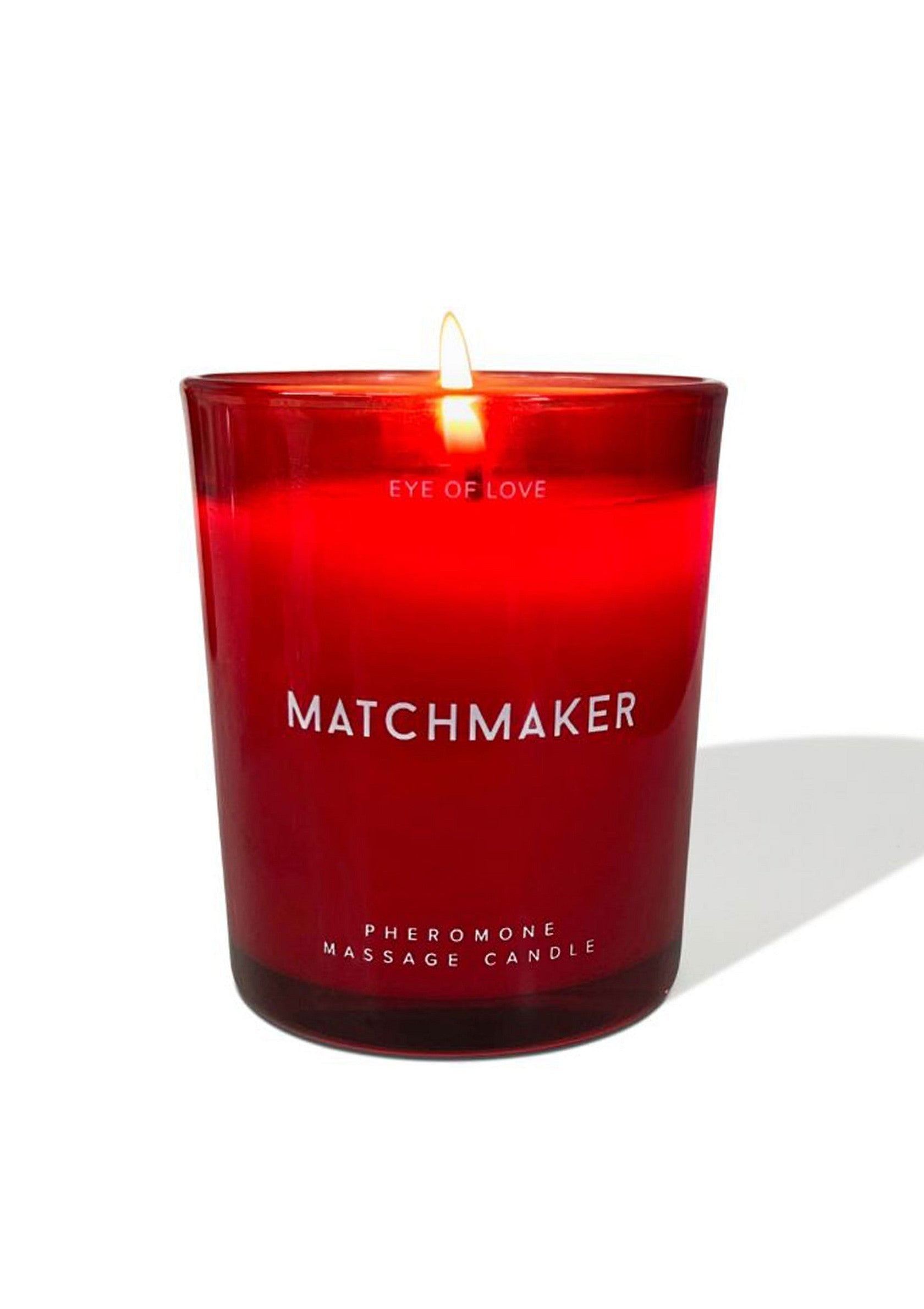Bougie de massage aux phéromones rouge "Matchmaker" Eye of Love. Ambiance romantique garantie!; Rode "Matchmaker" feromoon massage kaars Eye of Love. Garandeert een romantische sfeer!; Red "Matchmaker" pheromone massage candle by Eye of Love. Guarantees a romantic atmosphere!