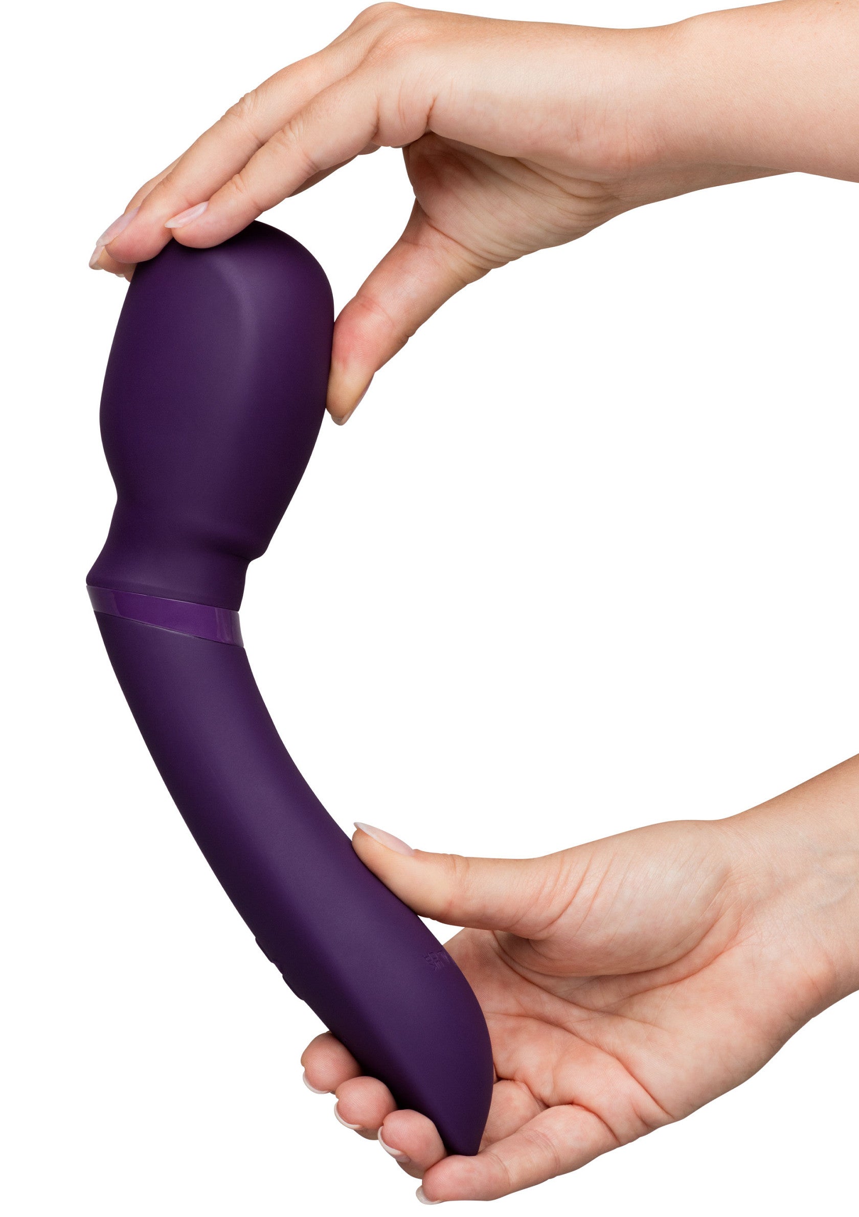 Masseur vibrant violet dans les mains pour une expérience de plaisir intense.; Paarse vibrerende massageapparaat in handen voor een intense plezierbeleving.; Purple vibrating massager in hands for an intense pleasure experience.