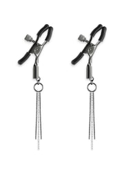 Pinces à tétons argentées avec chaînes pour un plaisir coquin et élégant.; Zilveren tepelklemmen met kettingen voor speels en stijlvol plezier.; Silver nipple clamps with chains for playful & stylish pleasure.