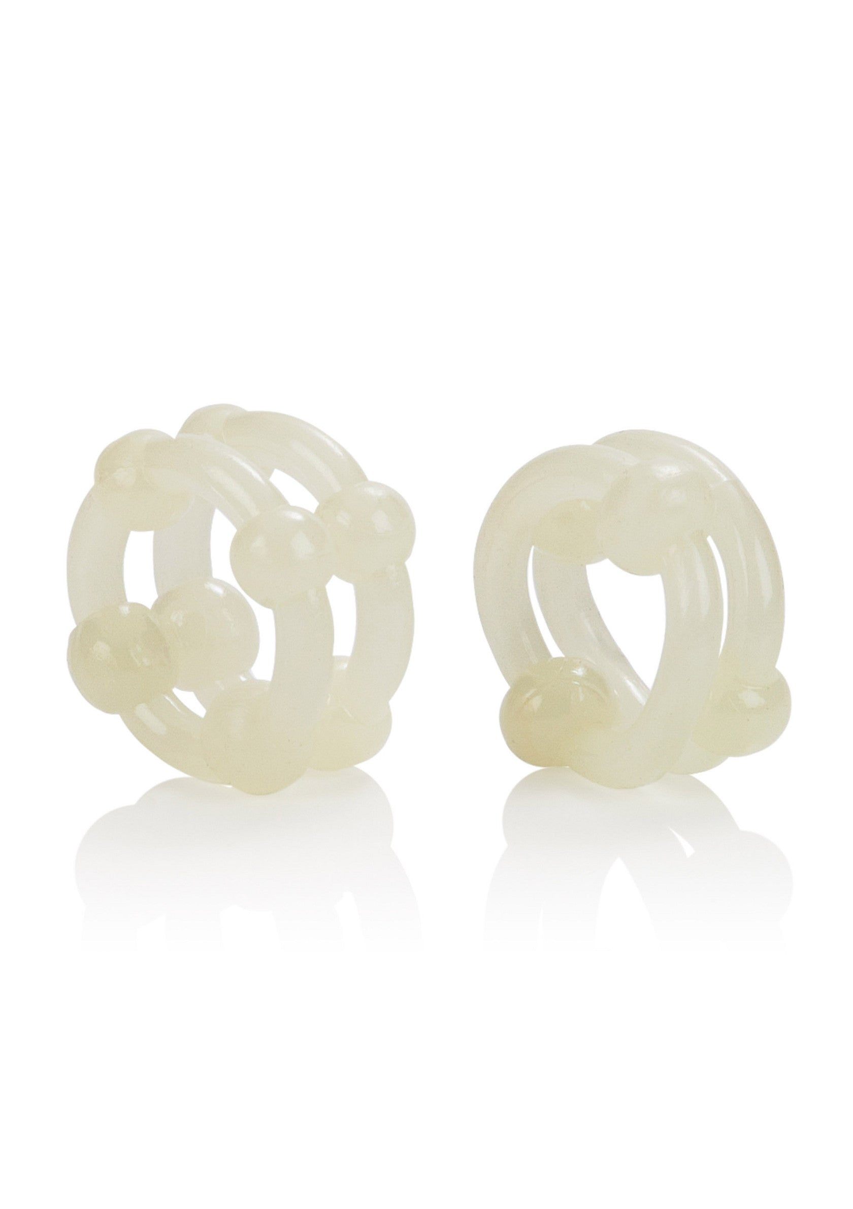 Deux anneaux sculptés décoratifs couleur ivoire; Twee decoratieve, ivoorkleurige, gesculpteerde ringen; Two decorative ivory-colored sculpted rings