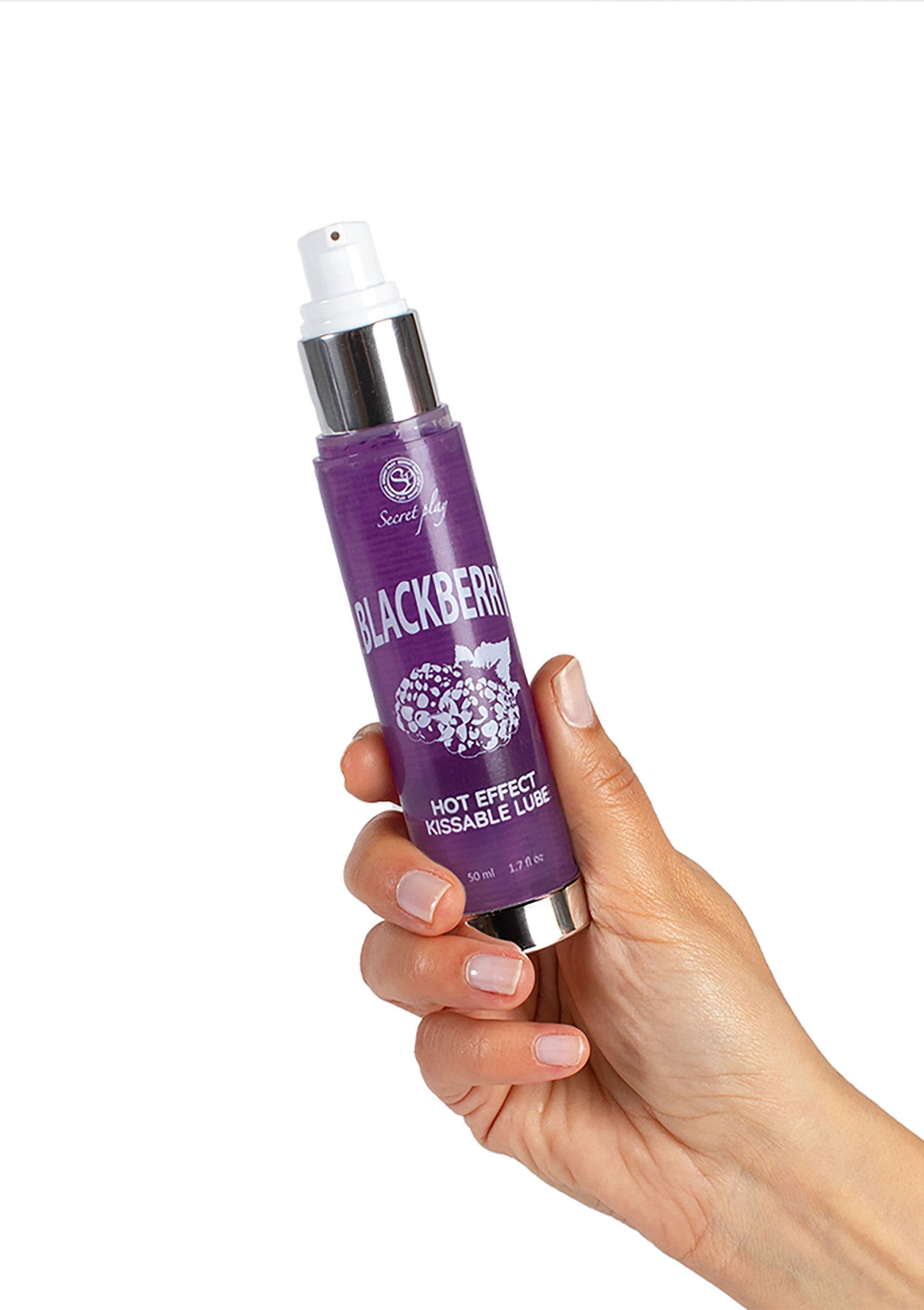 Lubrifiant comestible Secretly Blackberry, effet chauffant. Agrémentez vos moments intimes avec ce parfum fruité.; Secretly Blackberry glijmiddel, eetbaar met warmte-effect. Verrijk intieme momenten met deze fruitige geur.; Secretly Blackberry edible lubricant with hot effect. Enrich intimate moments with this fruity scent.
