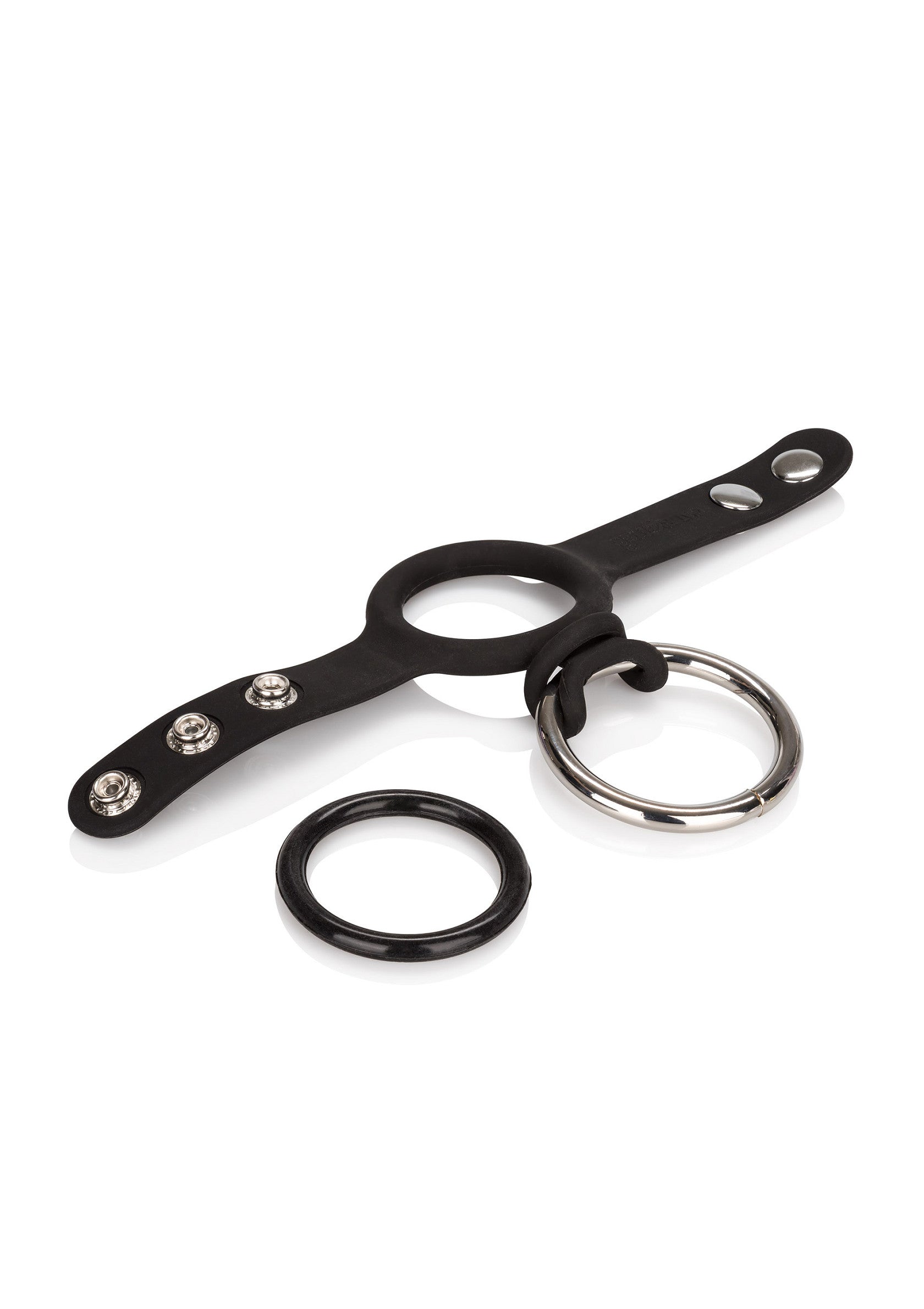 Cockring réglable en similicuir noir avec anneaux en métal pour un plaisir intense et personnalisé.; Verstelbare cockring van zwart imitatieleer met metalen ringen voor intense, gepersonaliseerde stimulatie.; Adjustable cock ring made of black faux leather with metal rings for intense, customizable stimulation.