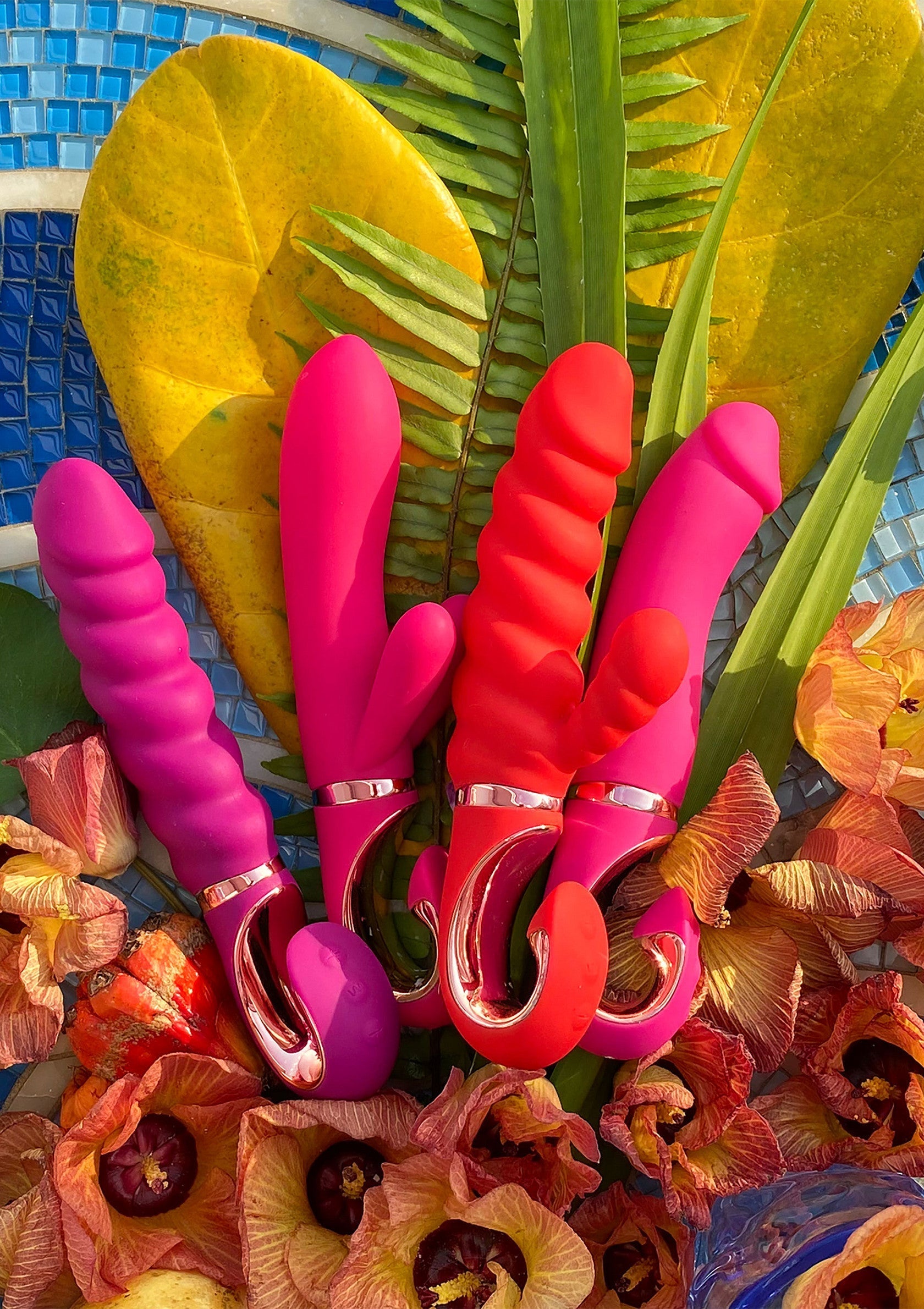 Vibromasseurs de luxe colorés présentés avec des fleurs et des feuilles exotiques. Découvrez notre sélection de sextoys haut de gamme.; Kleurrijke luxe vibrators gepresenteerd met exotische bloemen en bladeren. Ontdek onze selectie high-end seksspeeltjes.; Colorful luxury vibrators showcased with exotic flowers and leaves. Explore our high-end selection of sex toys.
