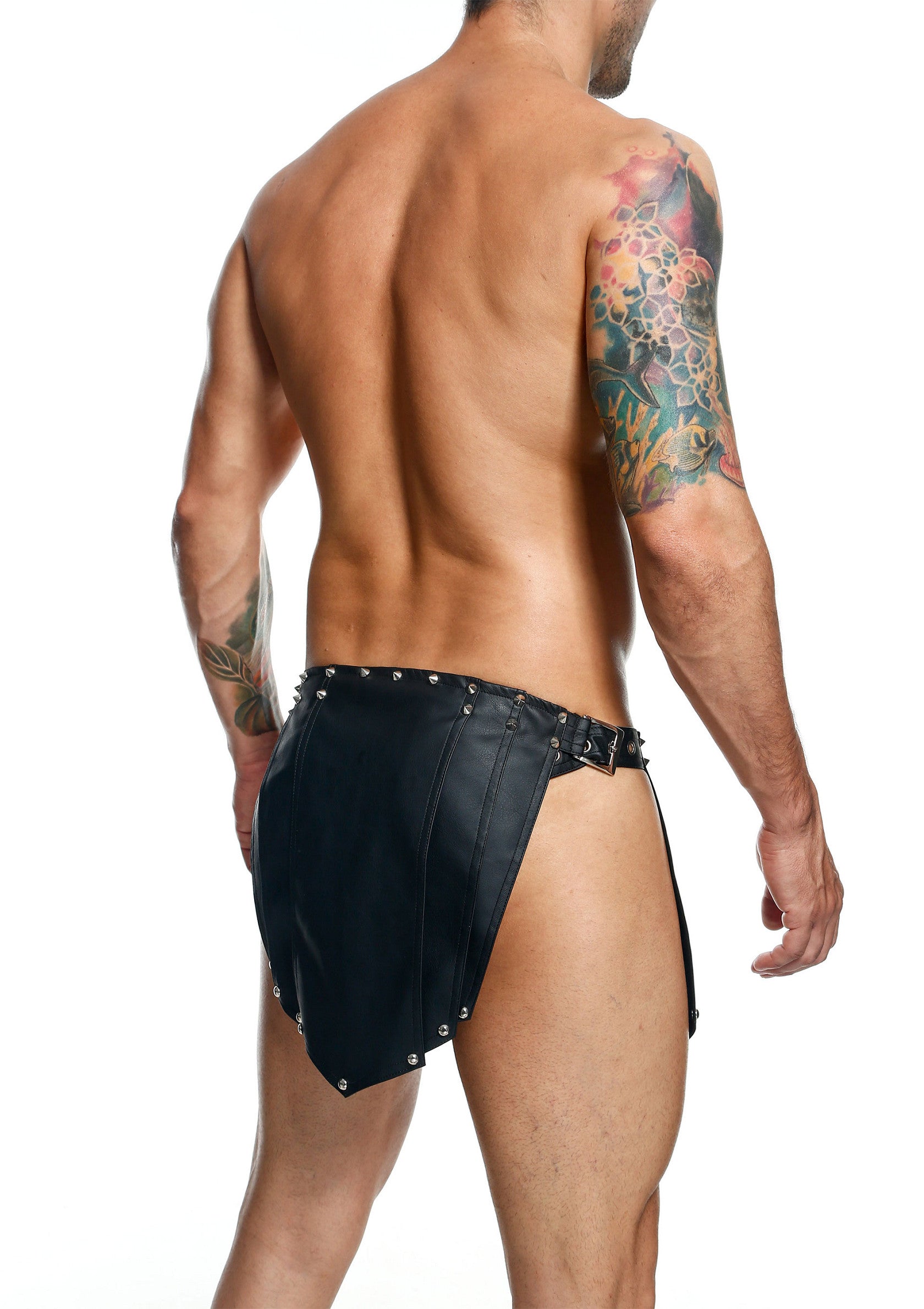 Jupe cloutée en cuir noir pour homme, style audacieux et unique.; Zwarte lederen rok met studs voor heren, een gedurfde en unieke stijl.; Men's black studded leather skirt, a bold and unique style.