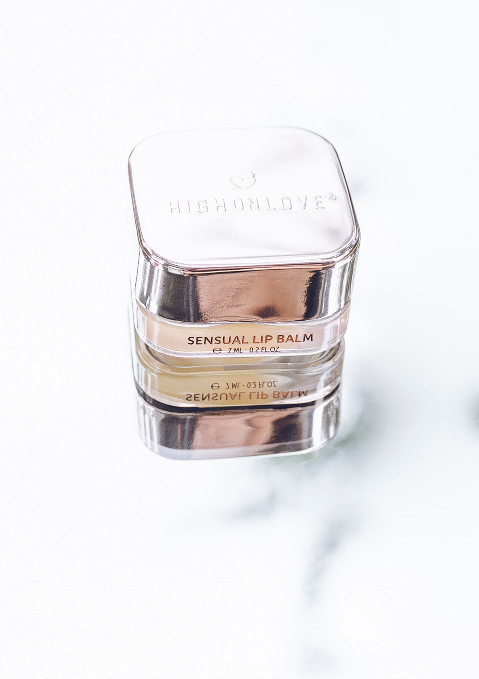 Baume à lèvres sensuel Highbornlove pour des lèvres douces et hydratées. Soin des lèvres idéal pour tous les jours.; Highbornlove Sensual Lip Balm voor zachte, gehydrateerde lippen. Ideale lipverzorging voor dagelijks gebruik.; Highbornlove Sensual Lip Balm for soft, hydrated lips. Ideal lip care for everyday use. 