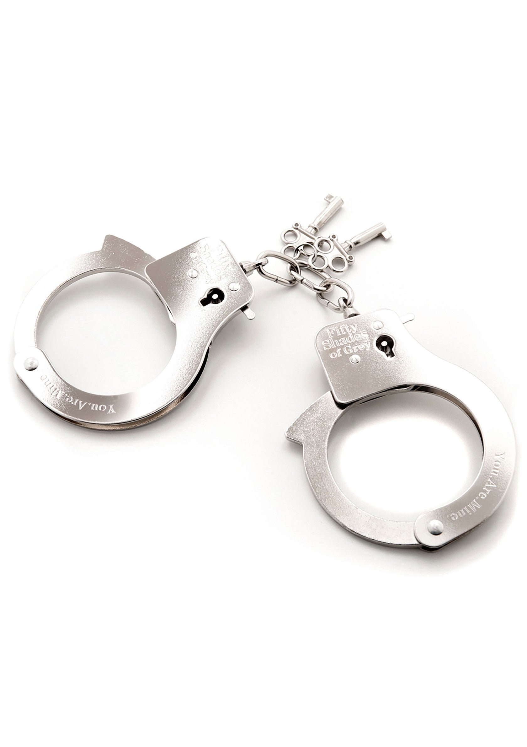 Menottes argentées avec clés pour jeux coquins et érotiques. Accessoire de fétichisme pour adultes.; Zilveren handboeien met sleutels voor ondeugende en erotische spelletjes. Fetisjaccessoire voor volwassenen.; Silver handcuffs with keys for kinky and erotic games. Adult fetish accessory. Fifty Shades of Grey Licensed product.