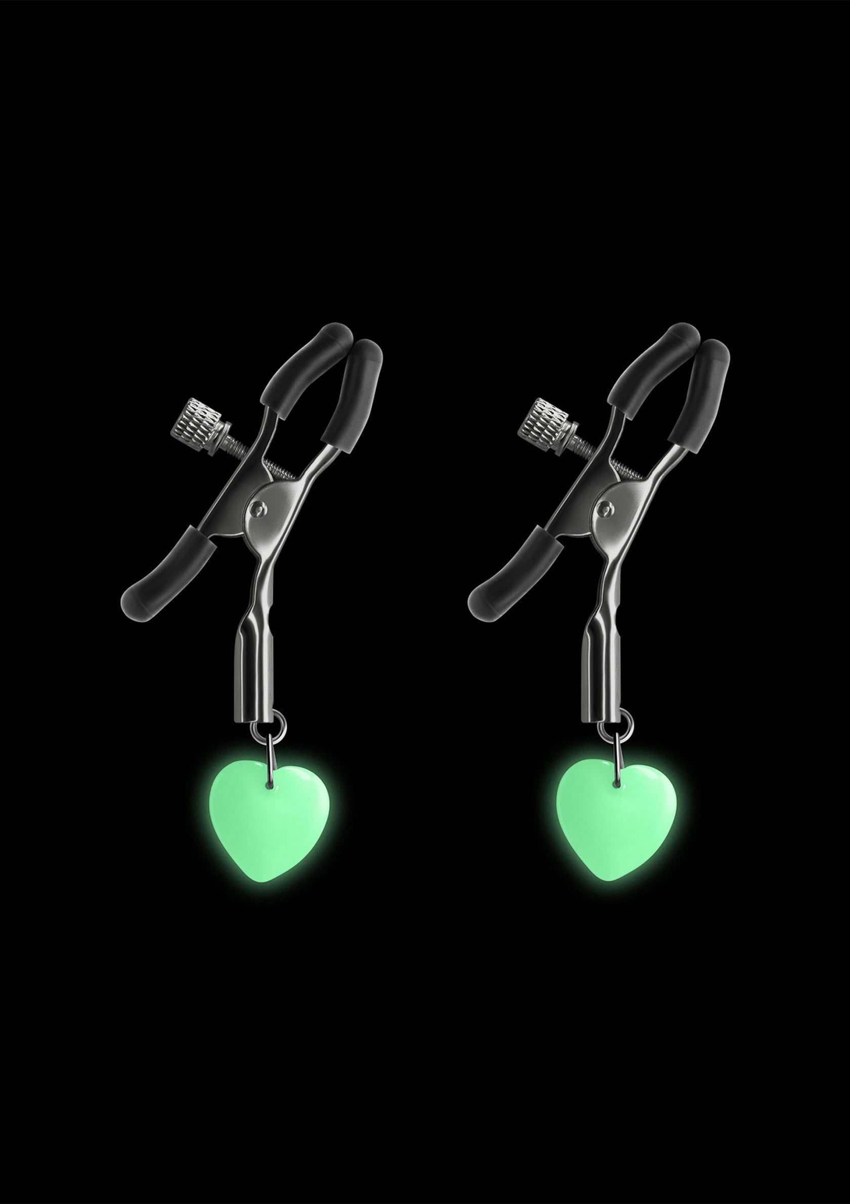 Pinces à tétons avec pendentifs en forme de cœur phosphorescents. Jouets pour adultes coquins.; Tepelklemmen met hartjes hangers die oplichten in het donker. Speelse speeltjes voor volwassenen.; Nipple clamps with glow-in-the-dark heart pendants. Kinky adult toys. 