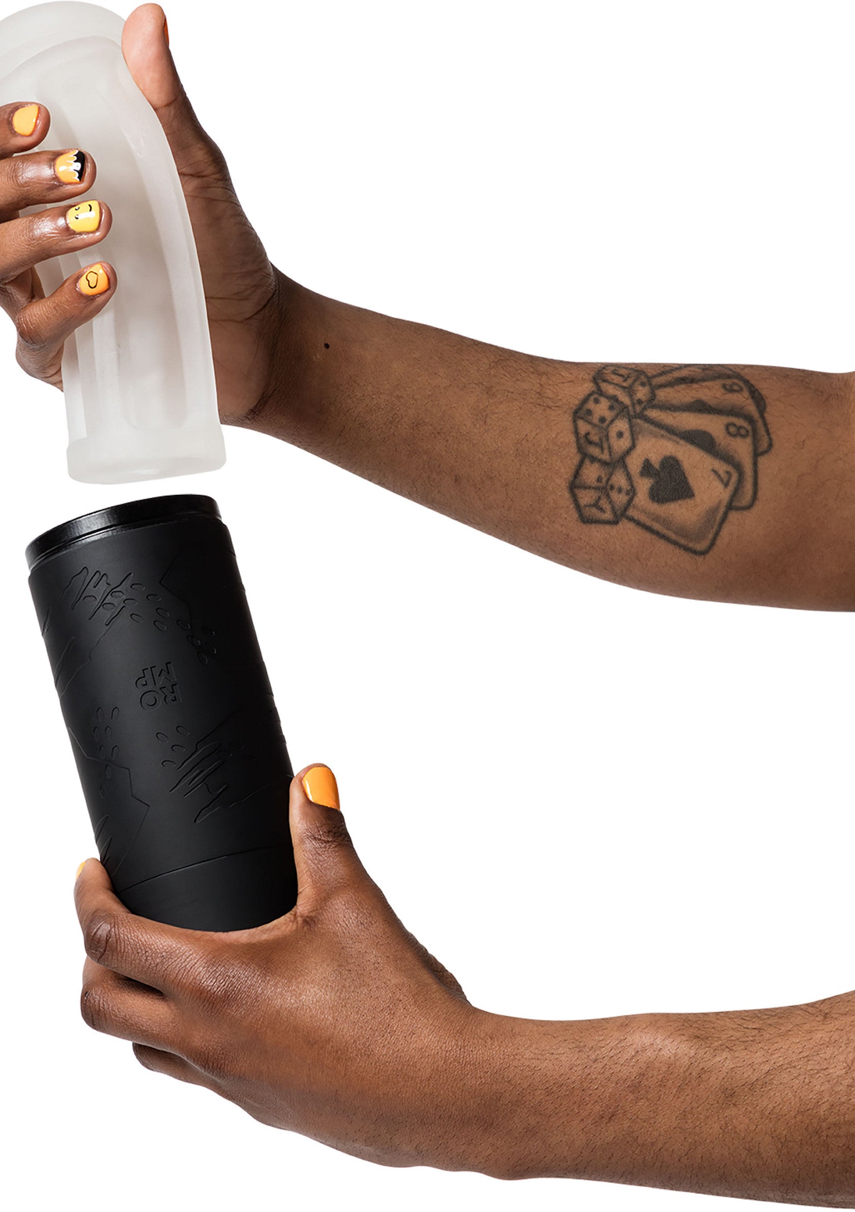 Gobelet noir à double paroi avec couvercle transparent.; Dubbelwandige zwarte beker met transparant deksel.; Double-walled black tumbler with clear lid.