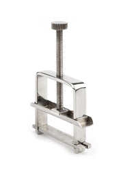 Pince métallique réglable, accessoire BDSM pour jeux érotiques et sensations fortes.; Verstelbare metalen klem, BDSM accessoire voor erotische spelletjes en intense sensaties.; Adjustable metal clamp, a BDSM accessory for erotic games and intense sensations.