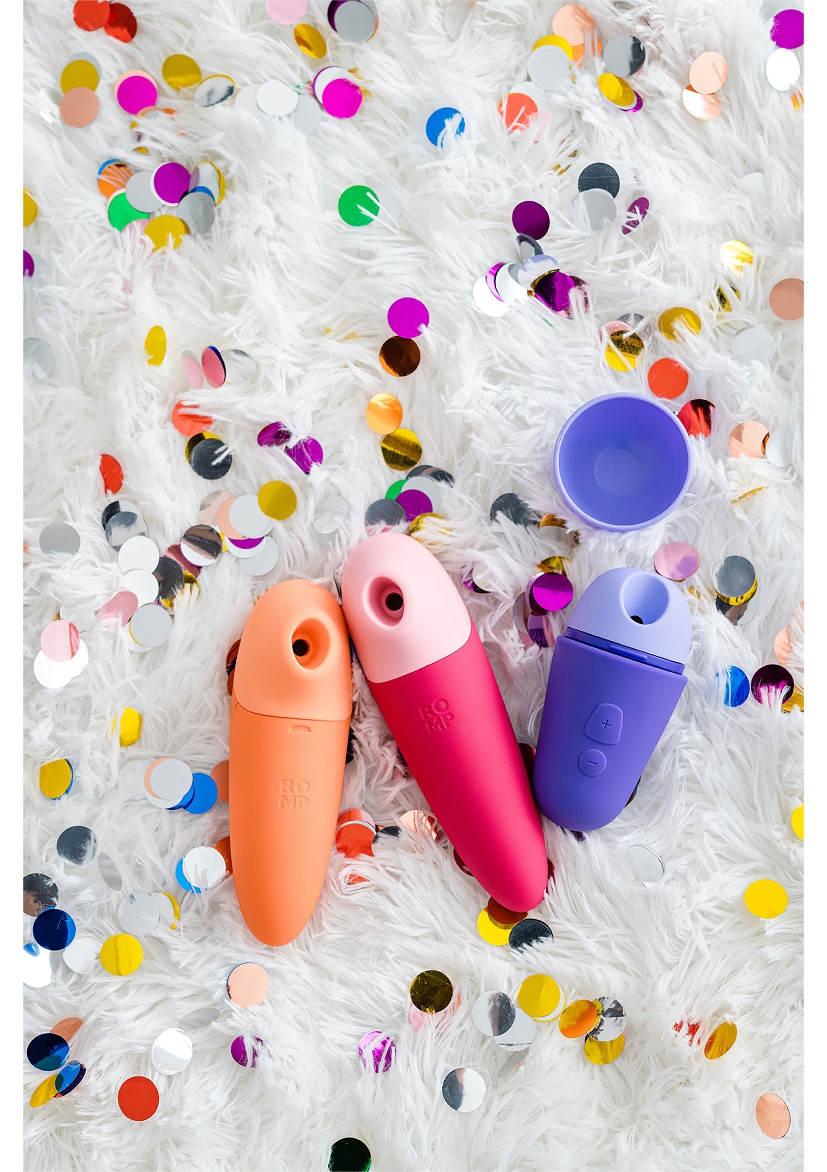 Vibromasseurs colorés sur fond festif. Jouets sexuels innovants pour une exploration personnelle amusante et discrète.; Kleurrijke vibrators op een feestelijke achtergrond. Innovatief seksspeeltje voor leuke en discrete persoonlijke exploratie.; Colorful vibrators on festive background. Innovative sex toy for fun and discrete personal exploration.