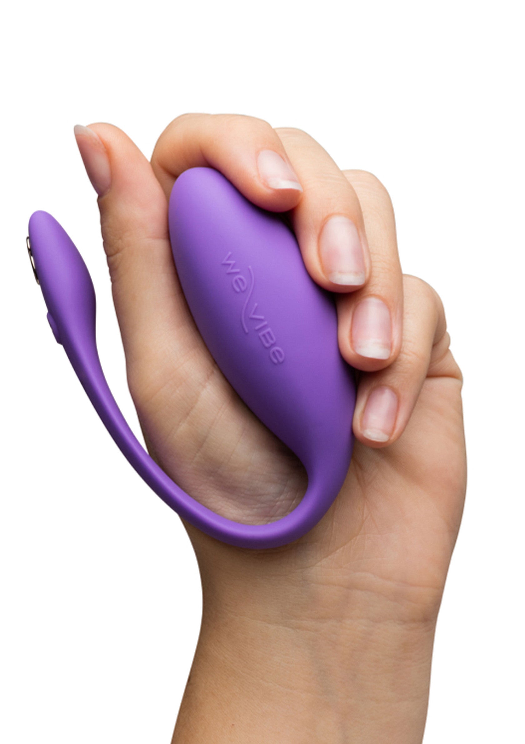 We-Vibe Nova 2 violet en main. Jouet sexuel vibrant de luxe pour le plaisir féminin.; Paarse We-Vibe Nova 2 in de hand. Luxe vibrerend seksspeeltje voor vrouwelijk genot.; Purple We-Vibe Nova 2 in hand. Luxurious vibrating sex toy for feminine pleasure.