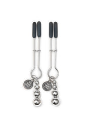 Pinces à tétons argentées avec breloques "50 Nuances de Grey". Accessoires érotiques pour adultes.; Zilveren tepelklemmen met '50 Shades of Grey' bedels. Erotische accessoires voor volwassenen.; Silver nipple clamps with '50 Shades of Grey' charms. Adult erotic accessories.