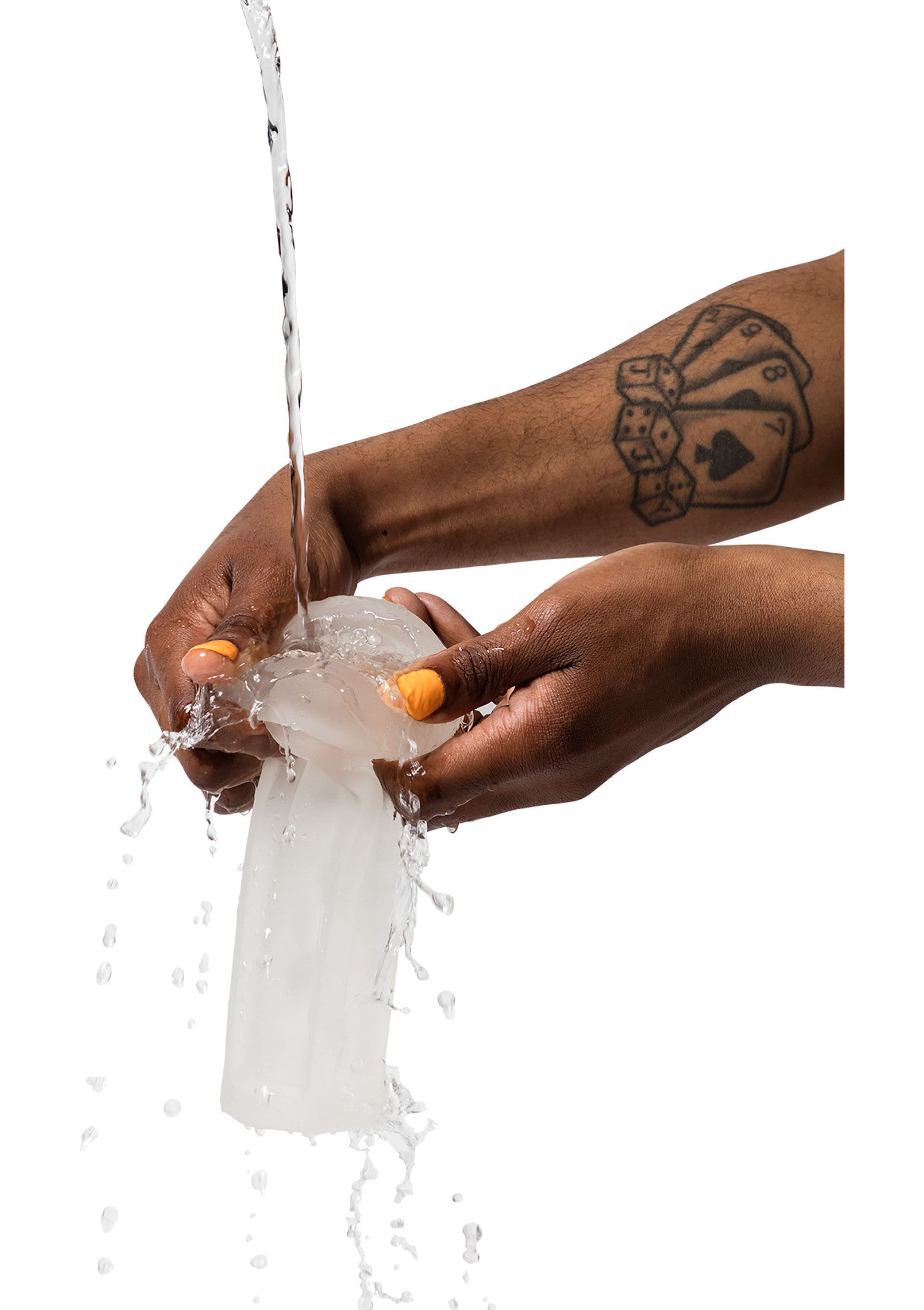 Mains tatouées pressant un tissu blanc sous l'eau courante.; Getatoeëerde handen wringen witte doek uit onder stromend water.; Tattooed hands wringing white cloth under running water.