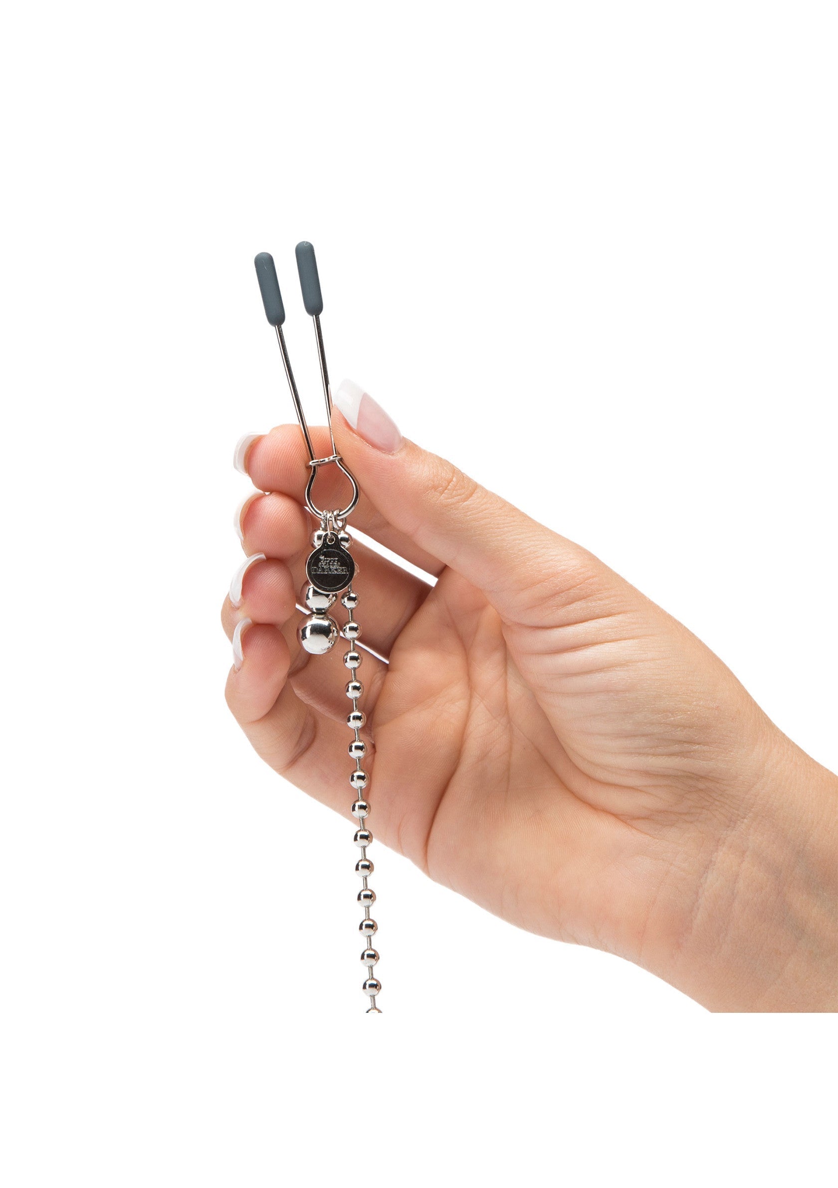 Pinces à tétons avec chaîne en métal, pour une expérience sensuelle intense.; Nippelklemmen met metalen ketting voor een intense sensuele ervaring.; Nipple clamps with metal chain for an intense sensual experience.