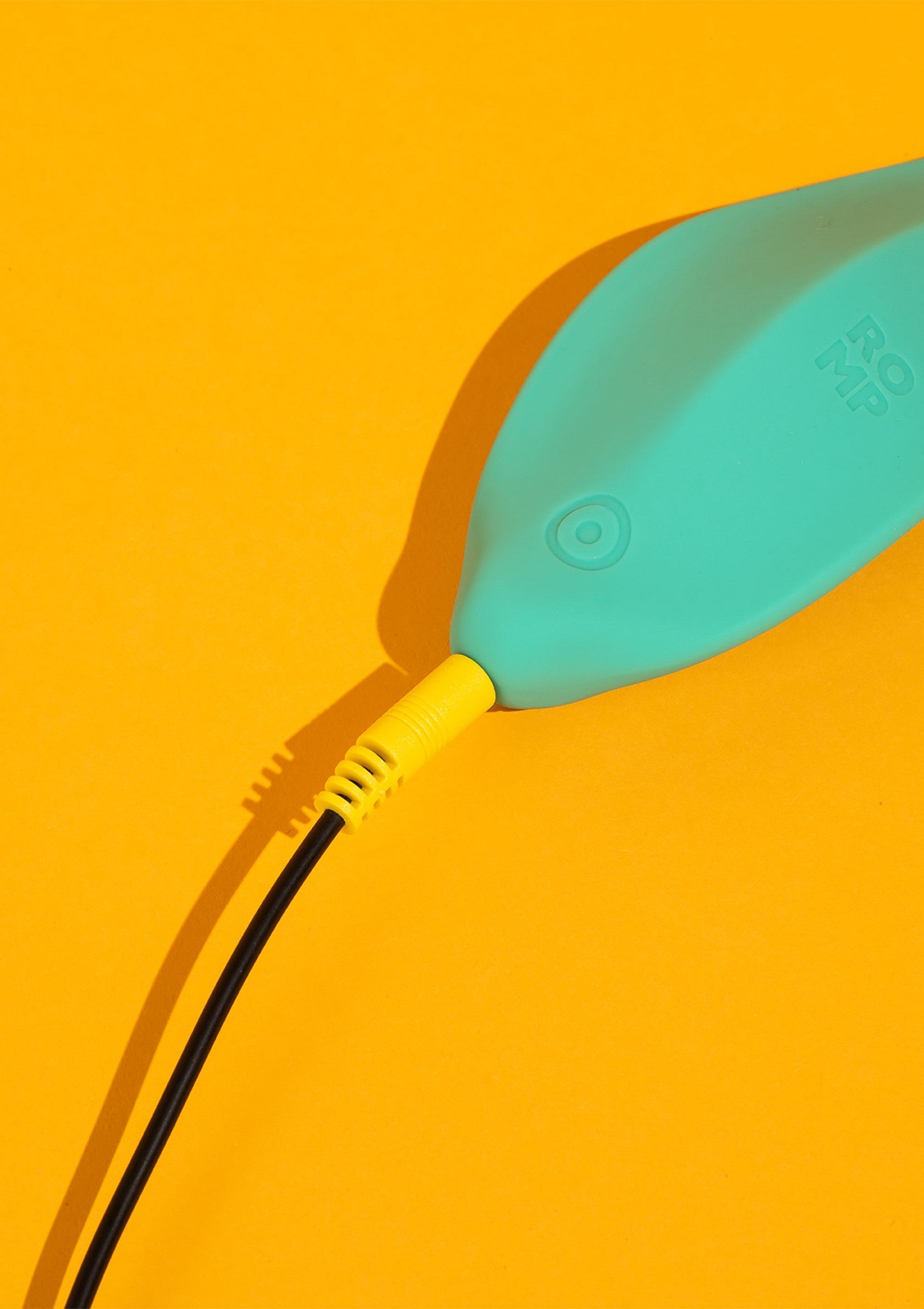 Jouet bleu vibrant sur fond jaune, avec un câble coloré. Design unique pour le plaisir.; Levendig blauw speeltje op gele achtergrond, met kleurrijke kabel. Uniek design voor plezier.; Vibrant blue toy on a yellow background, featuring a colorful cable. Unique design for pleasure.