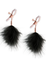 Pinces à tétons à plumes noires. Accessoires coquins pour pimenter votre vie amoureuse et explorer le plaisir.; Zwarte veren tepelklemmen. Speelse accessoires om je liefdesleven op te fleuren en plezier te ontdekken.; Black feather nipple clamps. Playful accessories to spice up your love life and explore pleasure.
