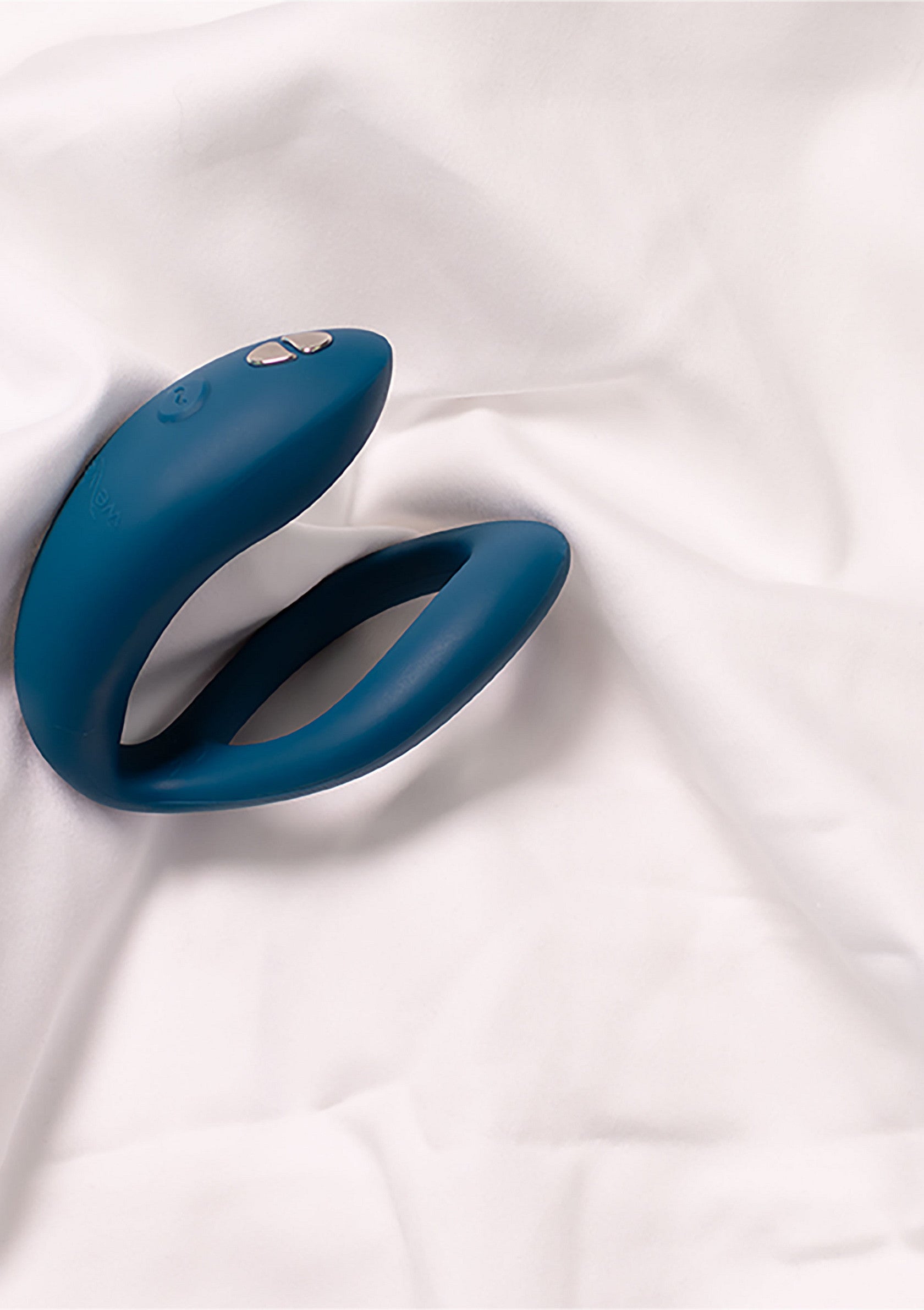 Vibromasseur bleu élégant sur un tissu blanc. Plaisir et relaxation garantis! Explorez notre collection.; Elegante blauwe vibrator op witte stof. Gegarandeerd plezier en ontspanning! Ontdek onze collectie.; Sleek blue vibrator on white fabric. Pleasure and relaxation guaranteed! Explore our collection.