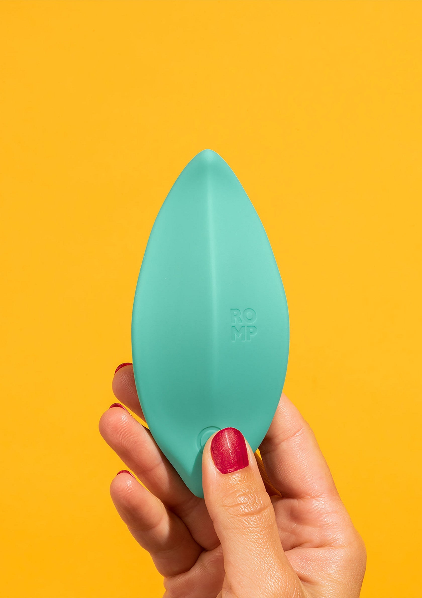 Masseur personnel Romp Wave turquoise tenu dans la main. Jouet intime pour le plaisir féminin. ; Turquoise Romp Wave persoonlijke stimulator in de hand. Intiem speeltje voor vrouwelijk genot.; Turquoise Romp Wave personal massager held in hand. Intimate toy for female pleasure.