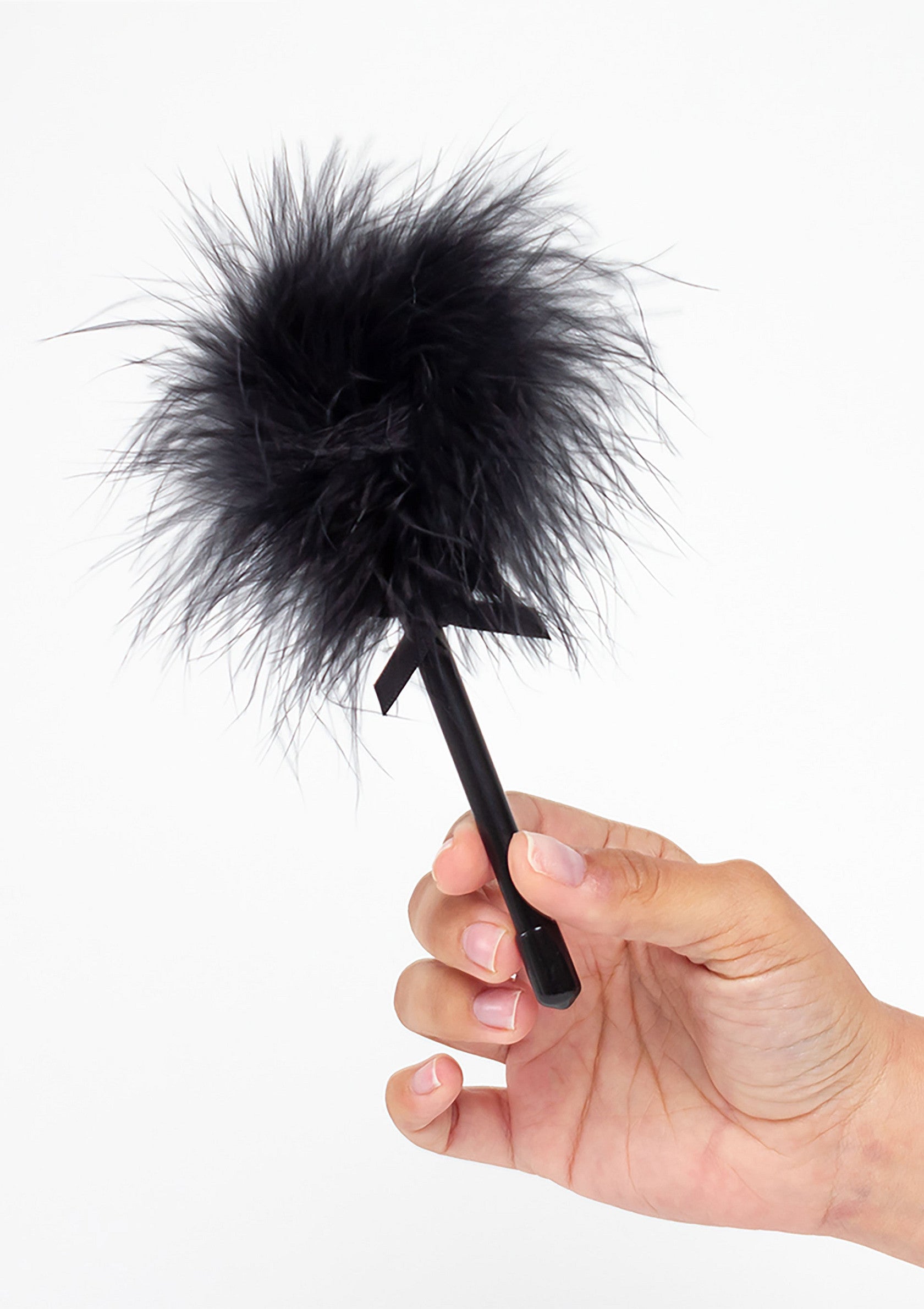 Plumeau noir séduisant. Accessoire coquin parfait pour pimenter votre vie amoureuse.; Verleidelijke zwarte veren plumeau. Perfect speeltje om je liefdesleven mee op te fleuren.; Seductive black feather tickler. Perfect toy to spice up your love life.