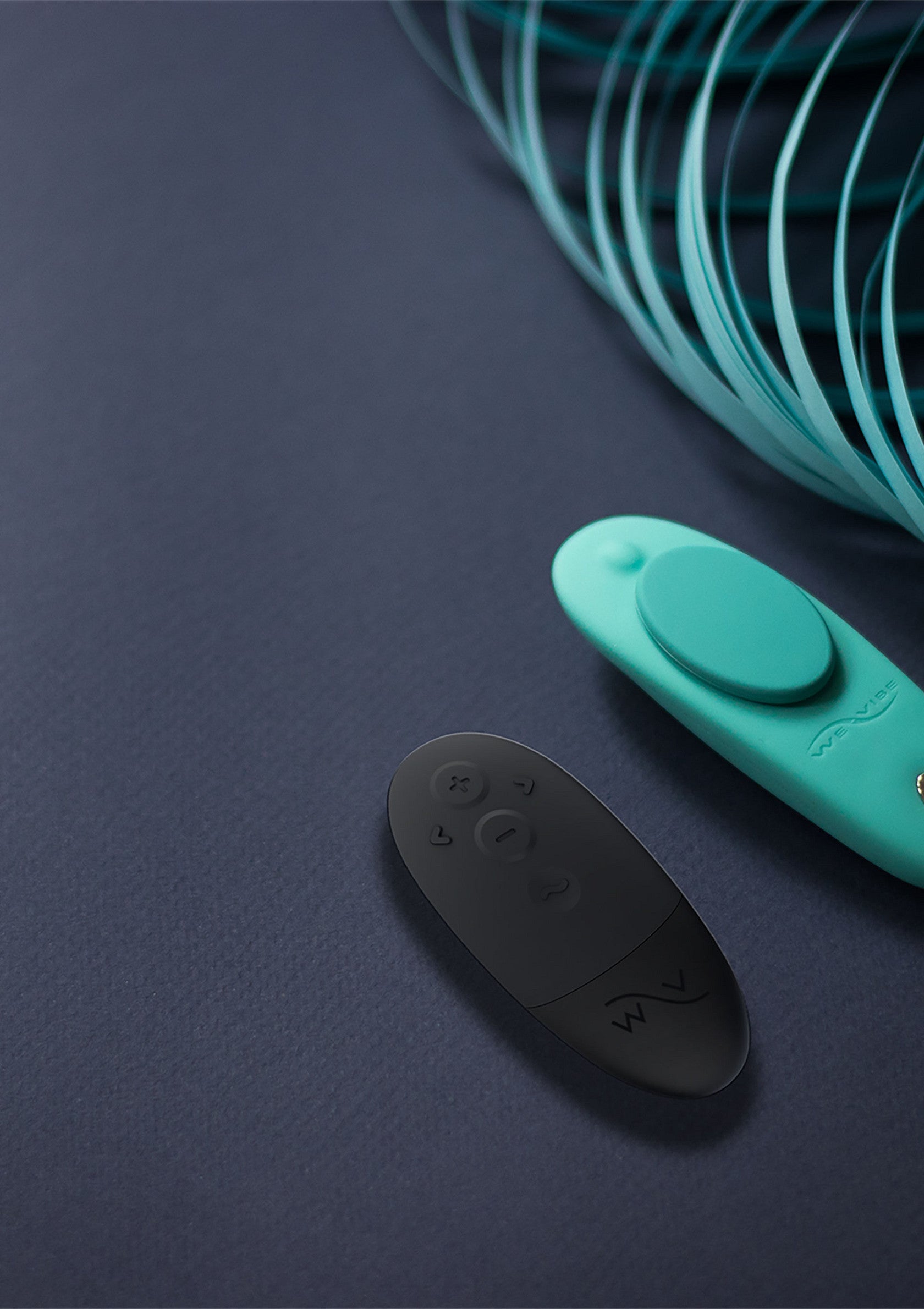 Vibromasseur turquoise et sa télécommande noire, pour des plaisirs intenses et discrets.; Turkooizen vibrator met zwarte afstandsbediening voor intens en discreet plezier.; Teal vibrator and its black remote control, for intense and discreet pleasures.