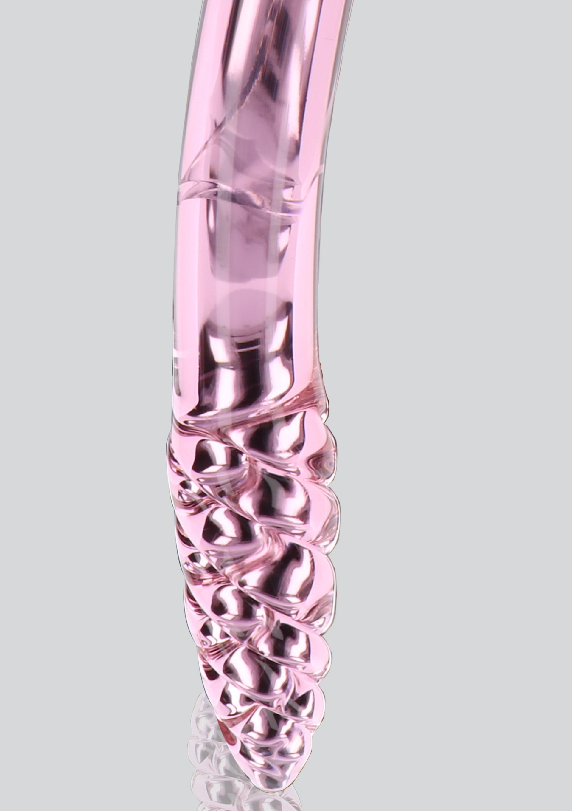 Pinceau de maquillage rose métallique texturé et brillant.; Roze metalen make-upborstel met textuur en glans.; Textured and shiny metallic pink makeup brush.