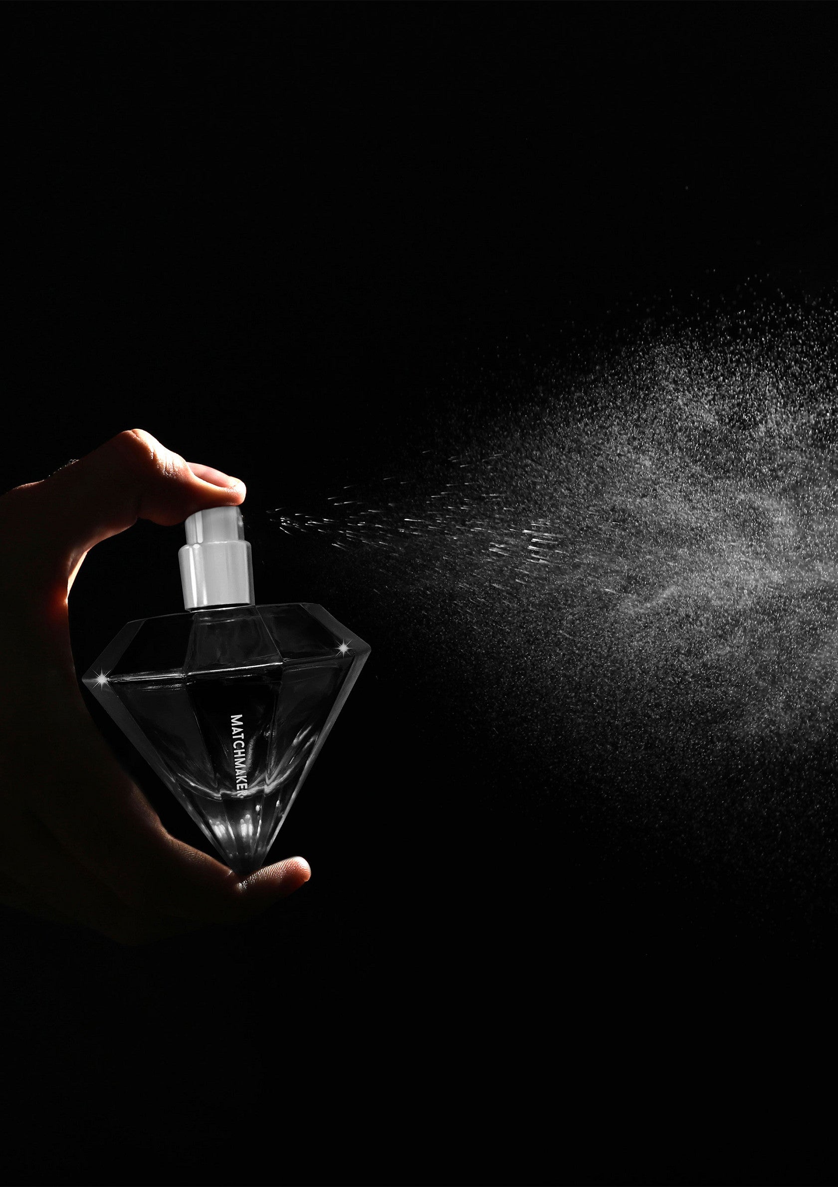 Parfum en flacon diamant. Élégance et luxe dans un vaporisateur. ; Parfum in diamantvormige flacon. Elegantie en luxe in een verstuiver.; Diamond bottle perfume. Elegance and luxury in a spray. 