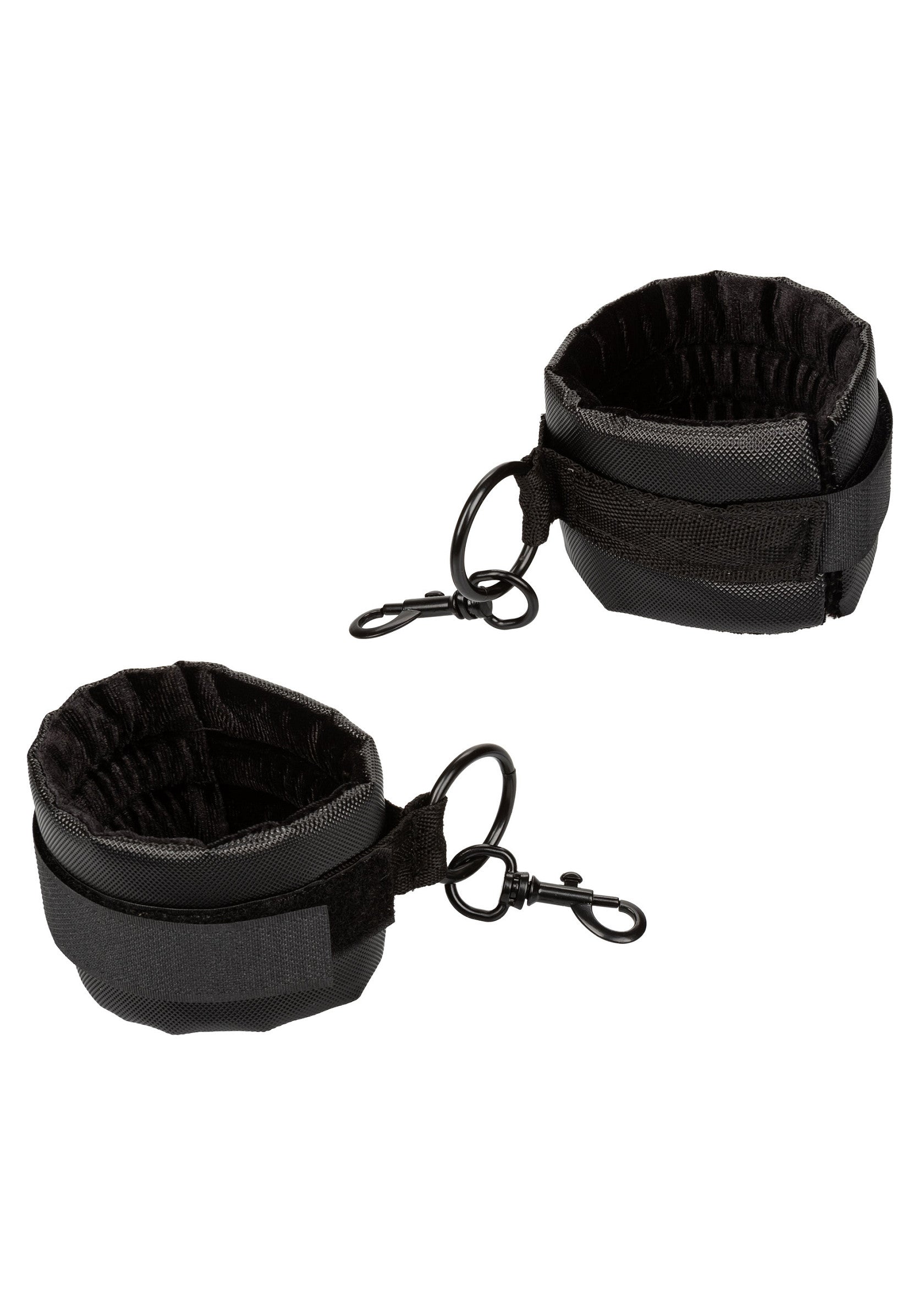 Menottes rembourrées noires avec mousquetons. Accessoires de jeux coquins pour adultes.; Zwarte, gewatteerde handboeien met karabijnhaken. Speelse accessoires voor volwassenen.; Black padded wrist restraints with lobster clasps. Playful adult accessories for intimate moments.