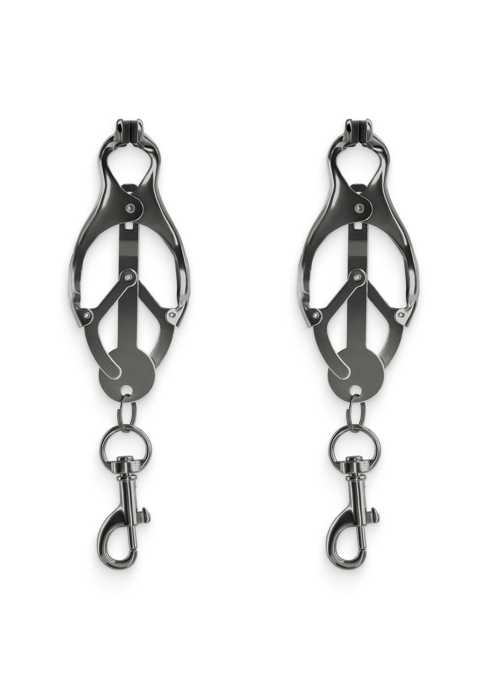 Pinces à tétons réglables en métal noir avec des mousquetons pour plus de sensations.; Verstelbare tepelklemmen van zwart metaal met karabijnhaken voor extra sensatie.; Adjustable nipple clamps in black metal with lobster clasps for added sensation.