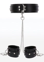 Ensemble collier et manchettes en cuir noir avec chaîne. Accessoires coquins pour adultes.; Zwarte leren halsband en handboeien set met ketting. Speelse accessoires voor volwassenen.; Black leather collar and cuffs set with chain. Playful adult accessories.