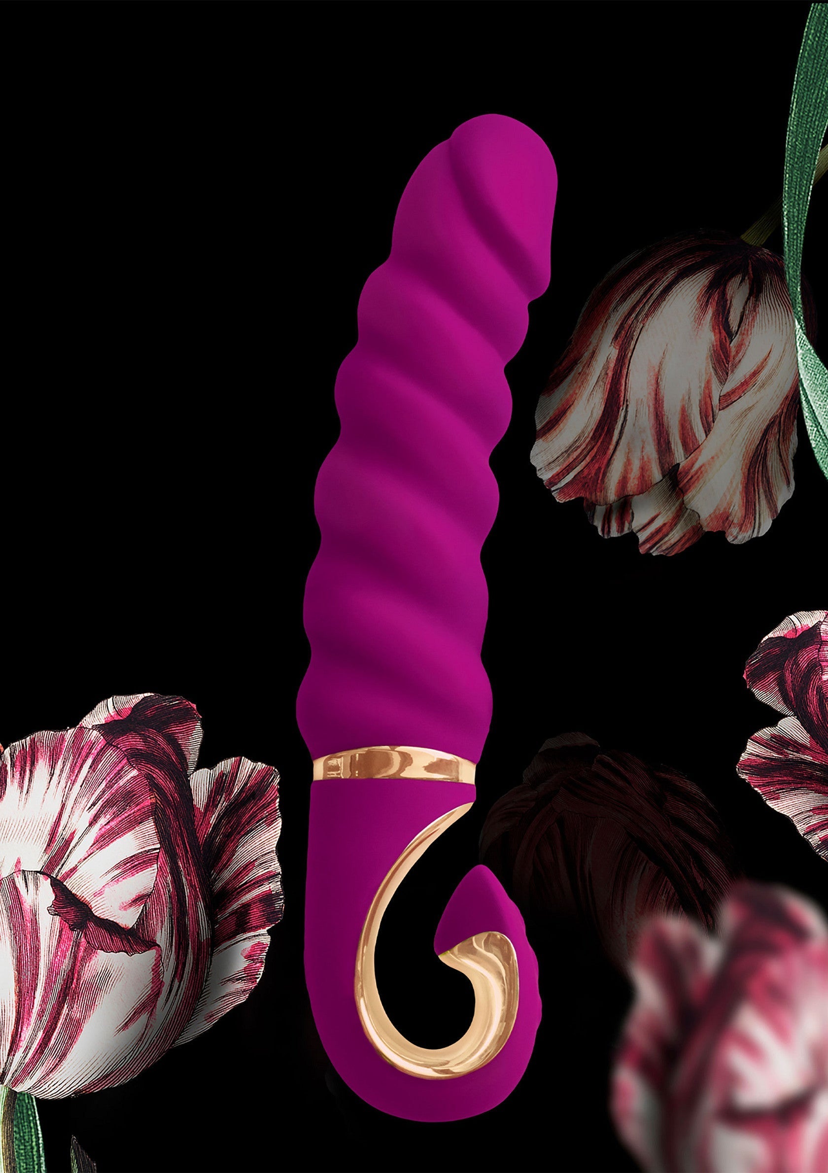 Vibromasseur spirale violet et or, entouré de tulipes. Plaisir intime et élégance florale.; Paarse, spiraalvormige vibrator met gouden accenten, omringd door tulpen. Intiem plezier en florale elegantie.; Purple spiral vibrator with gold accents, surrounded by tulips. Intimate pleasure and floral elegance.