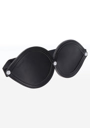 Masque de sommeil en cuir noir avec élastique réglable. Accessoire de luxe pour une nuit de sommeil réparatrice.; Zwart leren slaapmasker met verstelbare elastiek. Luxe accessoire voor een goede nachtrust.; Black leather sleep mask with adjustable elastic strap. Luxury accessory for a restful night's sleep.