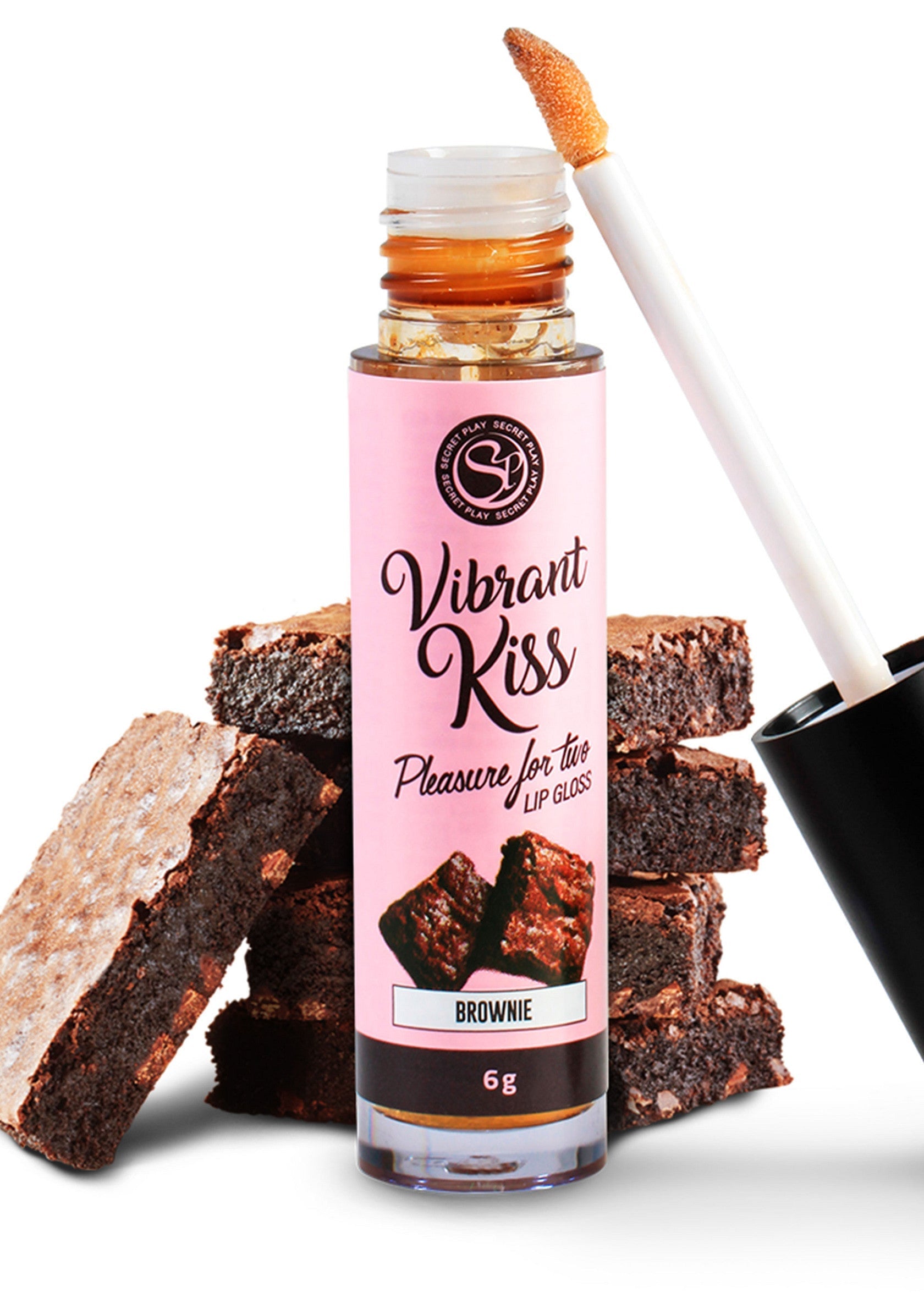 Brillant à lèvres Secret Play Vibrant Kiss 'Brownie'. Un plaisir gourmand pour des lèvres irrésistibles. Teinte marron chocolat.; Secret Play Vibrant Kiss lipgloss 'Brownie'. Een zoete verwennerij voor onweerstaanbare lippen. Chocoladebruine tint.; Secret Play Vibrant Kiss lip gloss 'Brownie'. A sweet treat for irresistible lips. Chocolate brown tint.