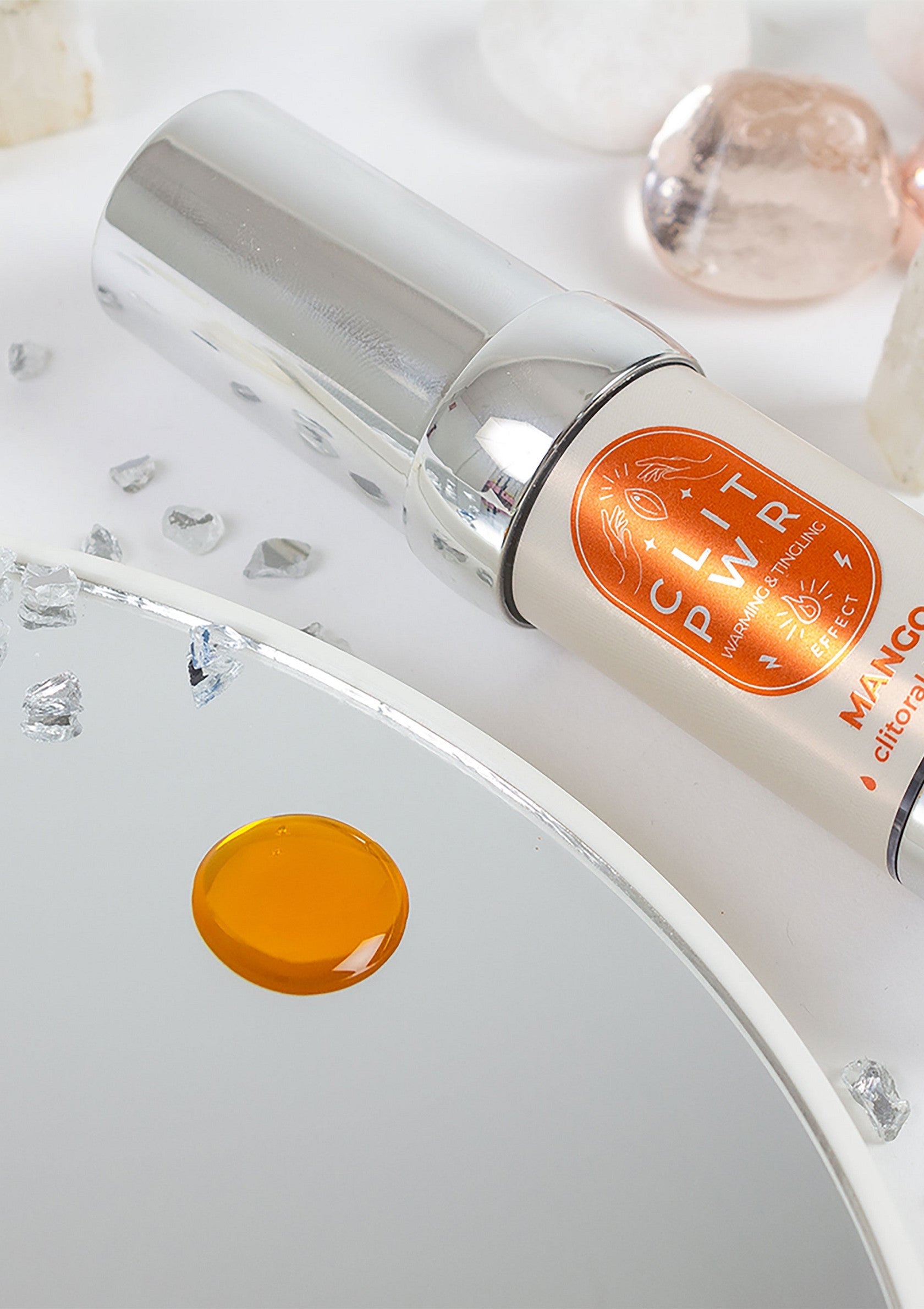 Huile de massage clitoridienne Mango Clit Power. Plaisir intense garanti! Découvrez la chaleur et les picotements pour une expérience inoubliable.; Mango Clit Power clitoris massage olie. Intense plezier gegarandeerd! Ontdek de warmte en tintelingen voor een onvergetelijke ervaring.; Mango Clit Power clitoral massage oil. Intense pleasure guaranteed! Discover the warmth and tingling for an unforgettable experience.