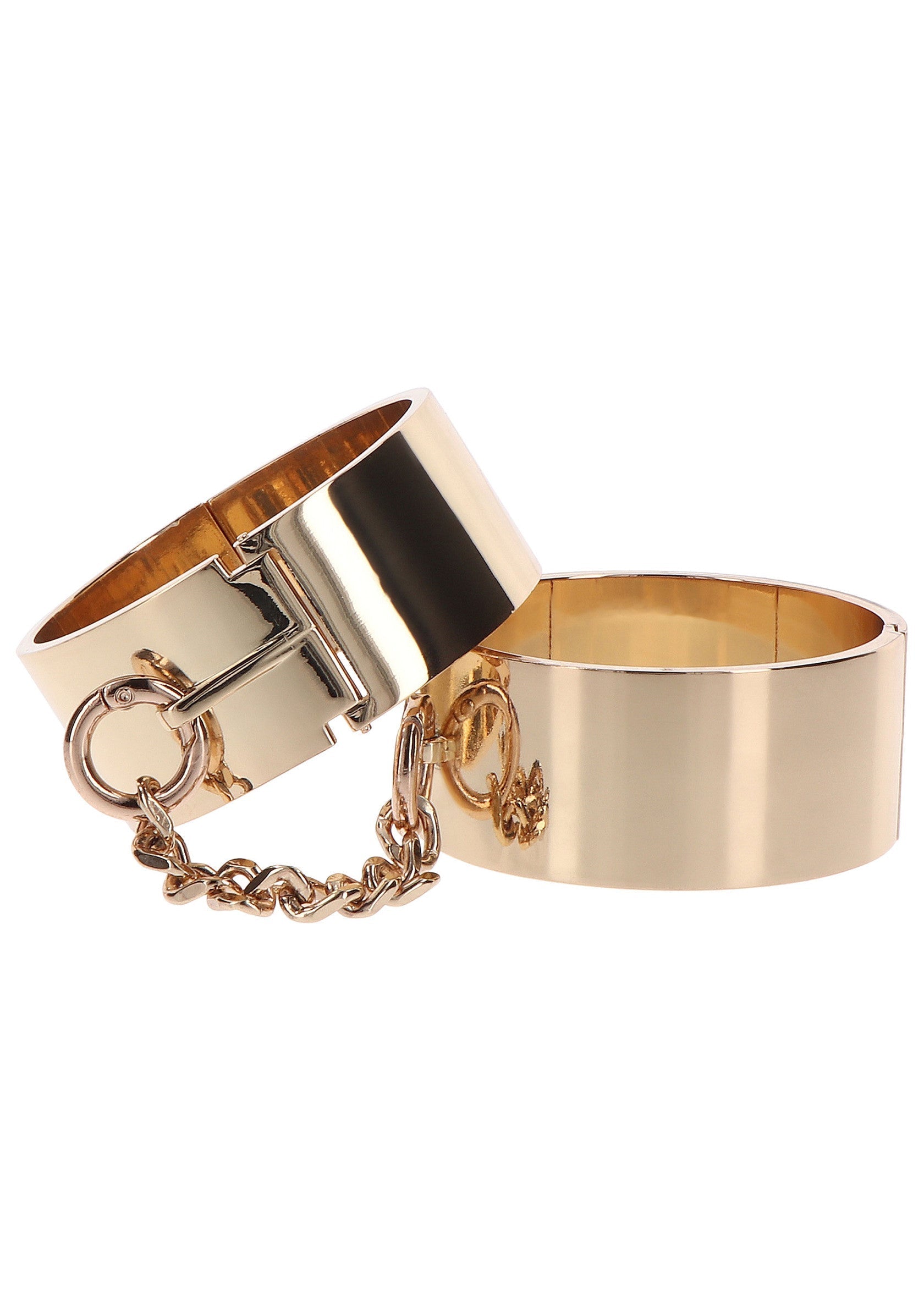 Bracelets manchettes dorés reliés par une chaîne, pour un look audacieux et tendance.; Gouden armbanden verbonden door een ketting, voor een gedurfde en trendy look.; Gold cuff bracelets connected by a chain, for a bold and trendy look.
