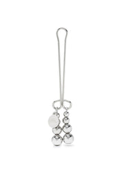 Pince à tétine argentée avec pendentifs en forme de boule. Accessoire élégant et pratique pour bébé.; Zilveren fopspeenclip met bolvormige hangers. Stijlvol en praktisch accessoire voor baby's.; Silver pacifier clip with ball pendants. Stylish and practical accessory for babies.
