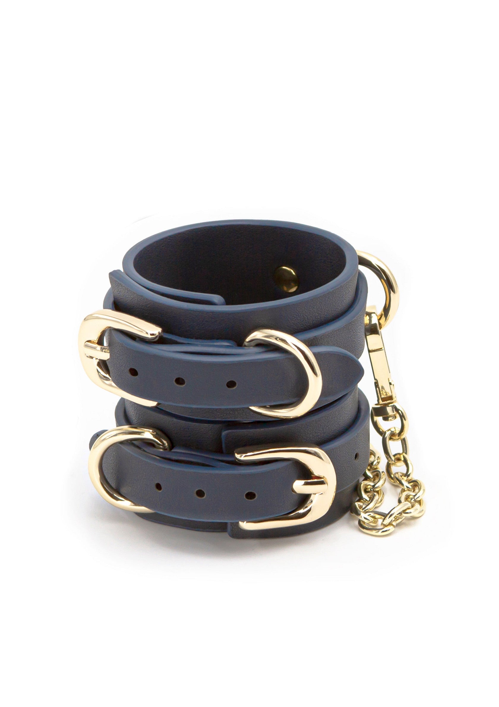 Manchette bleue à boucles dorées et chaînette pour un style audacieux et tendance.; Blauwe manchet met gouden gespen en ketting voor een gewaagde en trendy stijl.; Blue cuff bracelet with gold buckles and chain detail for a bold, trendy style.