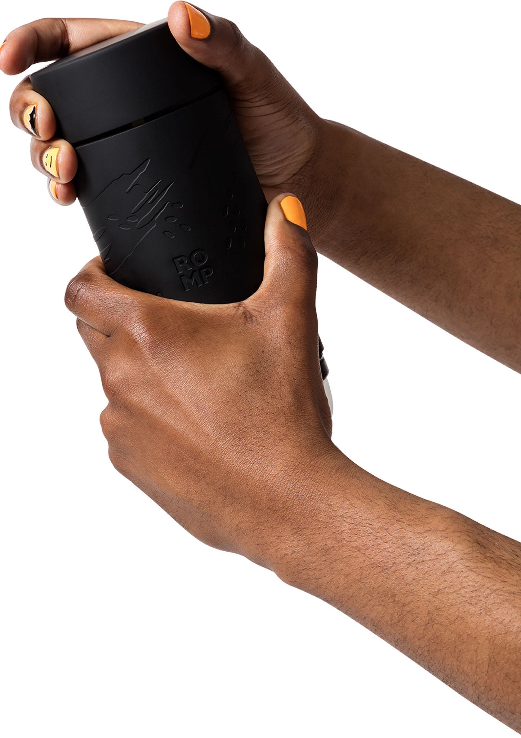 Boîte noire élégante tenue par des mains. Idéal pour ranger vos articles préférés avec style.; Stijlvolle zwarte doos in handen. Ideaal om je favoriete spullen stijlvol op te bergen.; Stylish black box held in hands. Ideal for storing your favorite items in style.