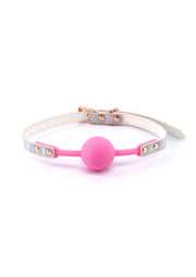 Bâillon à boule rose et collier en cuir blanc pour jeux coquins. Esclavage et soumission garantis!; Roze bal knevel met witte leren halsband voor stout spel. Gegarandeerde bondage en onderwerping!; Pink ball gag with white leather collar for naughty play. Guaranteed bondage and submission!