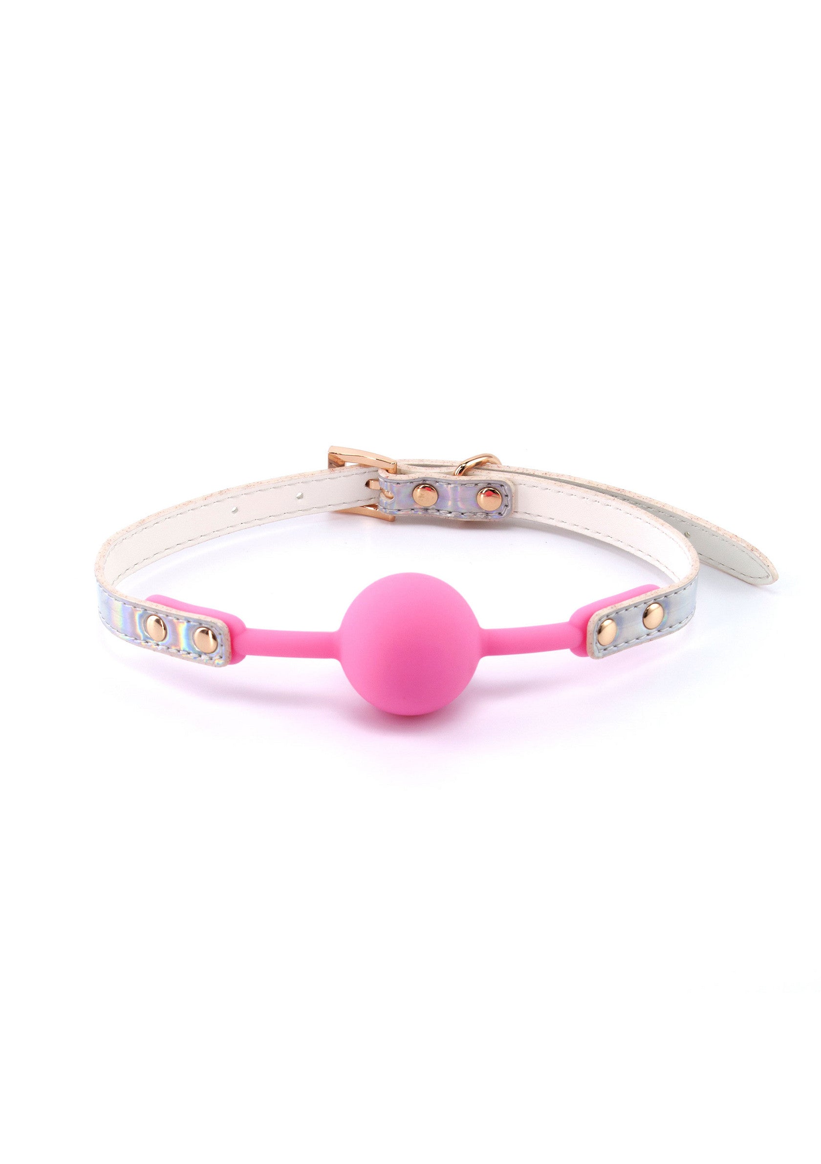Bâillon à boule rose et collier en cuir blanc pour jeux coquins. Esclavage et soumission garantis!; Roze bal knevel met witte leren halsband voor stout spel. Gegarandeerde bondage en onderwerping!; Pink ball gag with white leather collar for naughty play. Guaranteed bondage and submission!