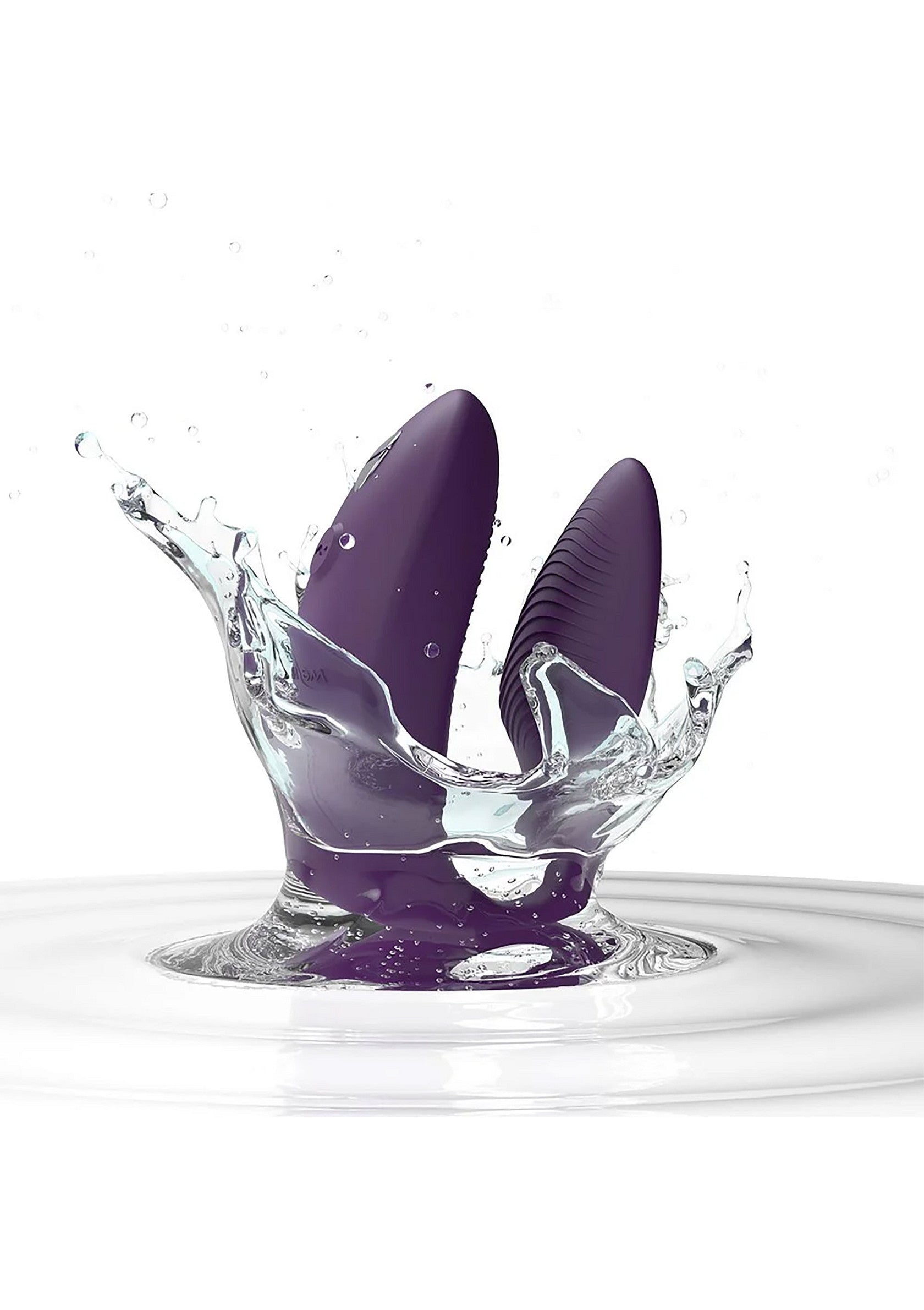 Vibromasseur de couple violet, étanche et conçu pour le plaisir en couple. Explorez de nouvelles sensations ensemble.; Paarse koppel vibrator, waterdicht en ontworpen voor plezier voor koppels. Ontdek samen nieuwe sensaties.; Purple couple vibrator, waterproof and designed for couples pleasure. Explore new sensations together.