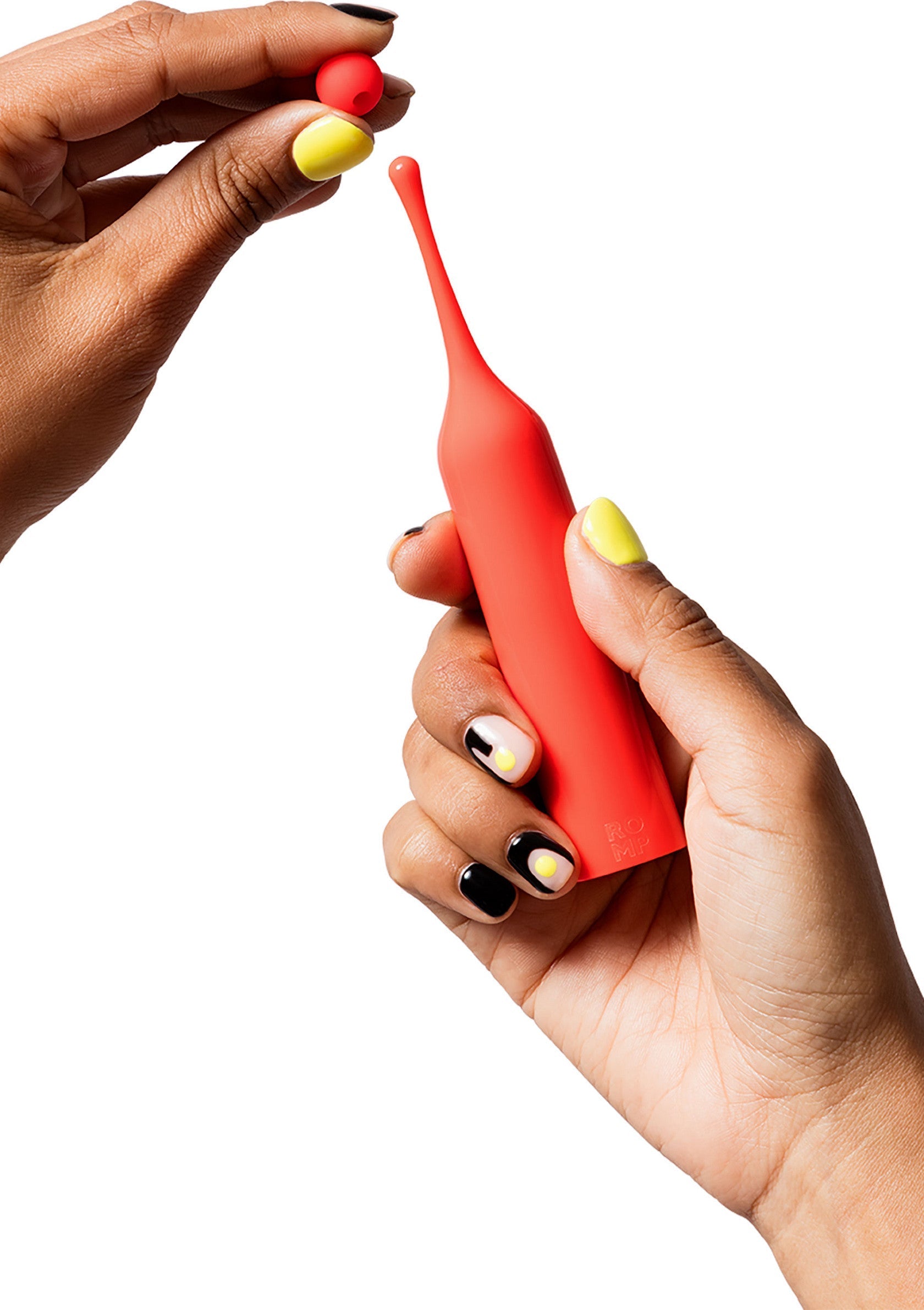 Masseur vibrant personnel rouge avec accessoires interchangeables pour une expérience personnalisée.; Rode persoonlijke vibrator met verwisselbare accessoires voor een persoonlijke ervaring.; Red personal vibrator with interchangeable attachments for a customizable experience.