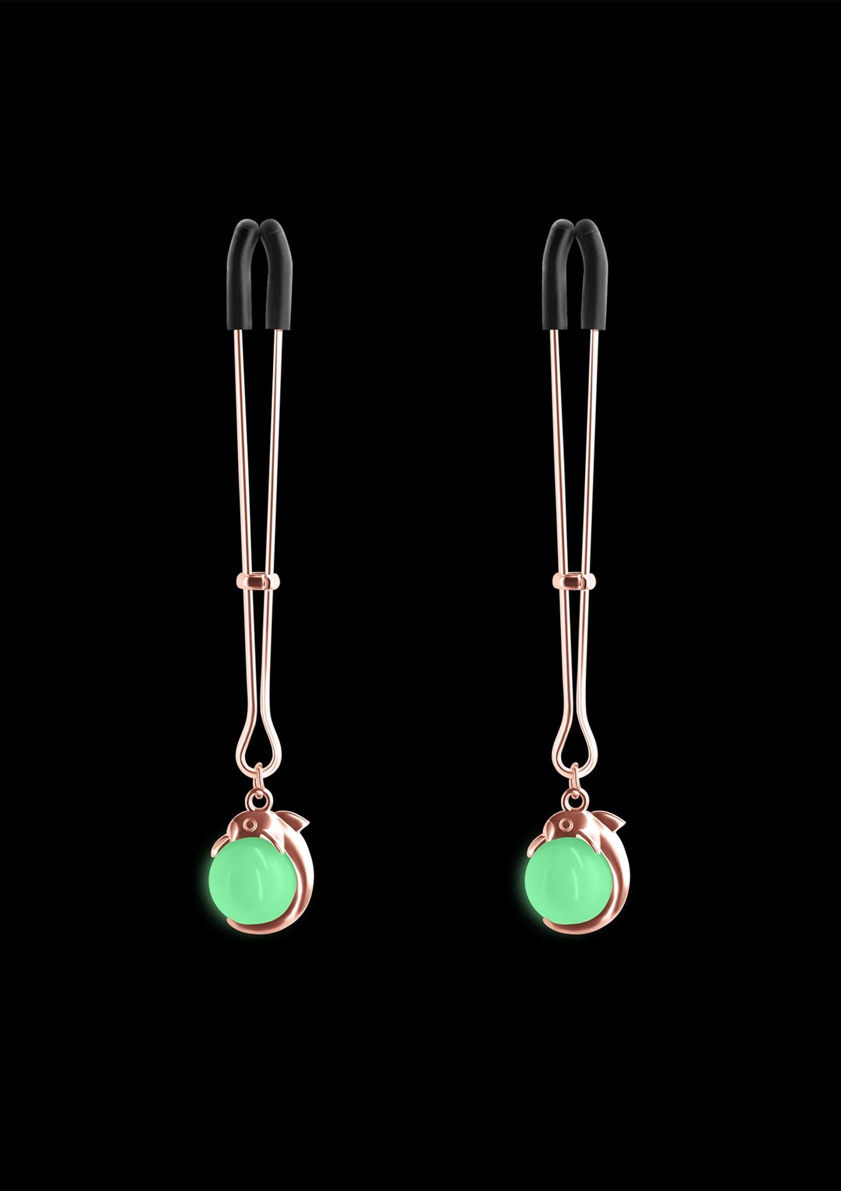 Pinces à tétons réglables avec pendentif dauphin lumineux.; Verstelbare tepelklemmen met lichtgevende dolfijn hanger.; Adjustable nipple clamps with glow-in-the-dark dolphin pendant.